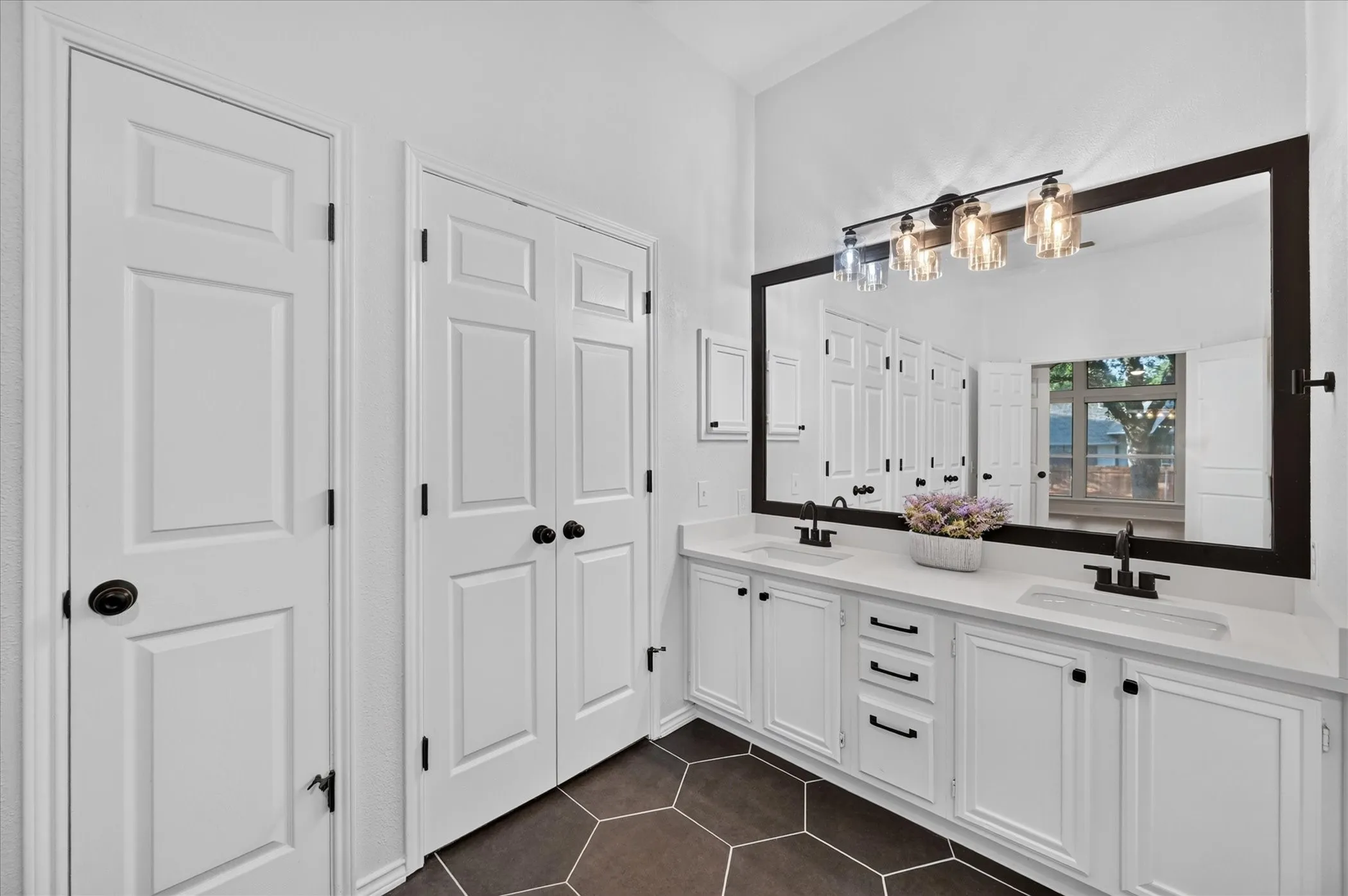Single Family Residence For Sale in Tarrant County , 709 Coal Creek Drive, Mansfield, Texas 76063, 3 Bedroom, 2 Bathroom, 3 Garage spaces, 2,173 Sqft, built in 1997, mls#21370553, Real Estate Agent in Mansfield, Homes For Sale in Tarrant county, Homes For Sale in Mansfield, Realtor in Mansfield Texas, Real Estate Brokerage Independent Realty Texas, Luminita Cordes Realtor