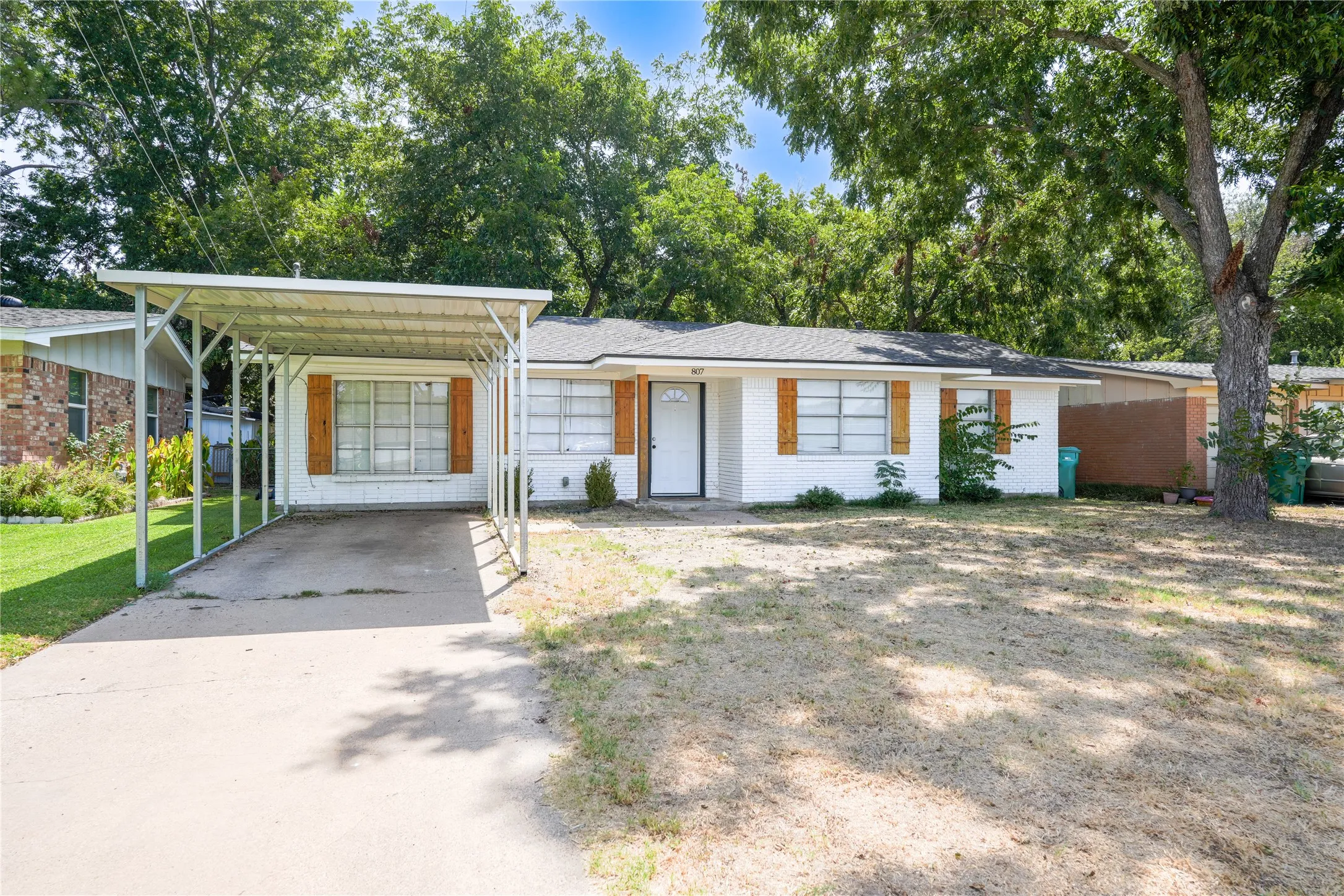 Single Family Residence For Sale in Mc Lennan County , 807 N Lacy Drive, Lacy Lakeview, Texas 76705, 3 Bedroom, 1 Bathroom, Garage spaces, 1,273 Sqft, built in 1961, mls#21370619, Real Estate Agent in Lacy Lakeview, Homes For Sale in Mc Lennan county, Homes For Sale in Lacy Lakeview, Realtor in Lacy Lakeview Texas, Real Estate Brokerage Independent Realty Texas, Luminita Cordes Realtor