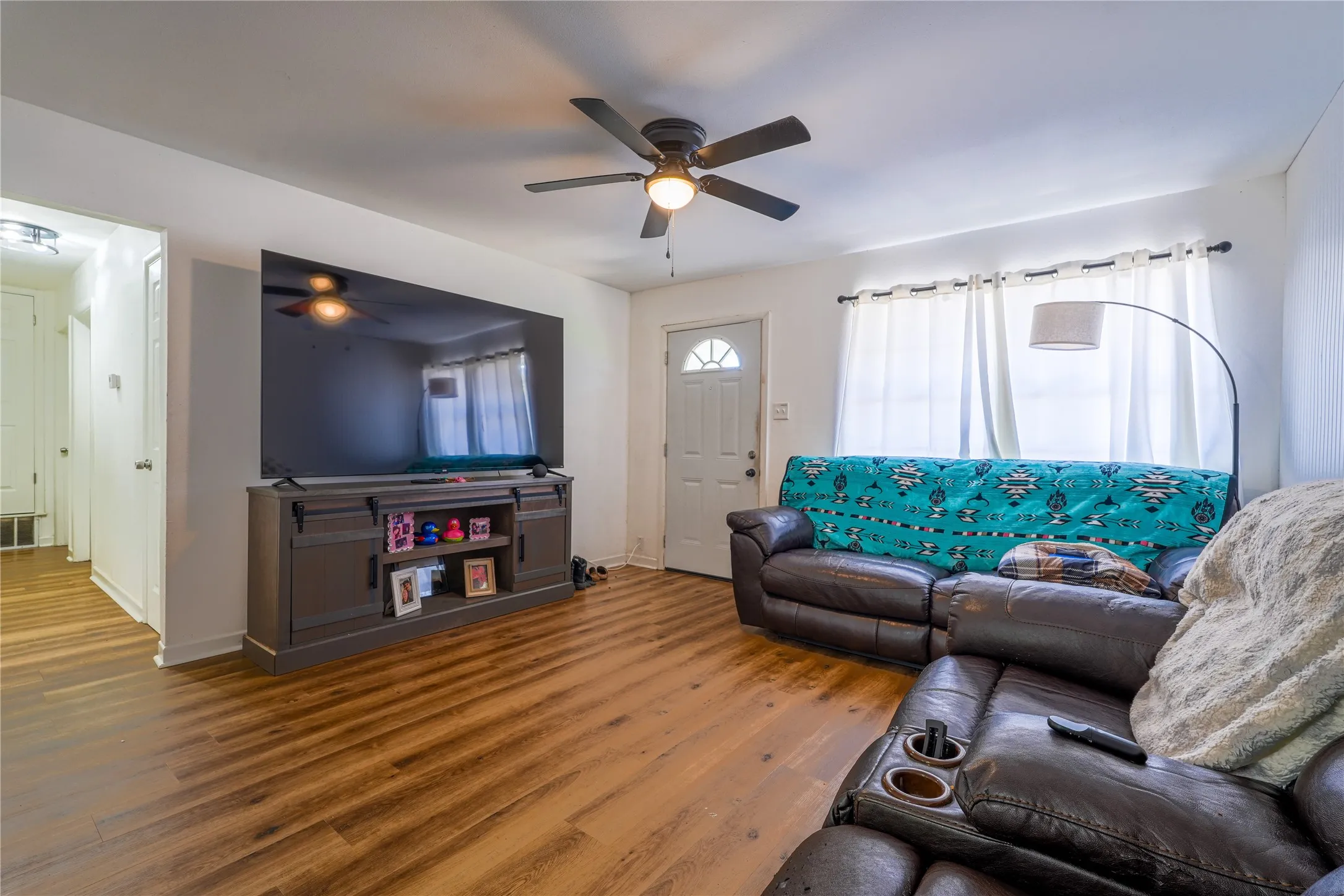 Single Family Residence For Sale in Mc Lennan County , 807 N Lacy Drive, Lacy Lakeview, Texas 76705, 3 Bedroom, 1 Bathroom, Garage spaces, 1,273 Sqft, built in 1961, mls#21370619, Real Estate Agent in Lacy Lakeview, Homes For Sale in Mc Lennan county, Homes For Sale in Lacy Lakeview, Realtor in Lacy Lakeview Texas, Real Estate Brokerage Independent Realty Texas, Luminita Cordes Realtor