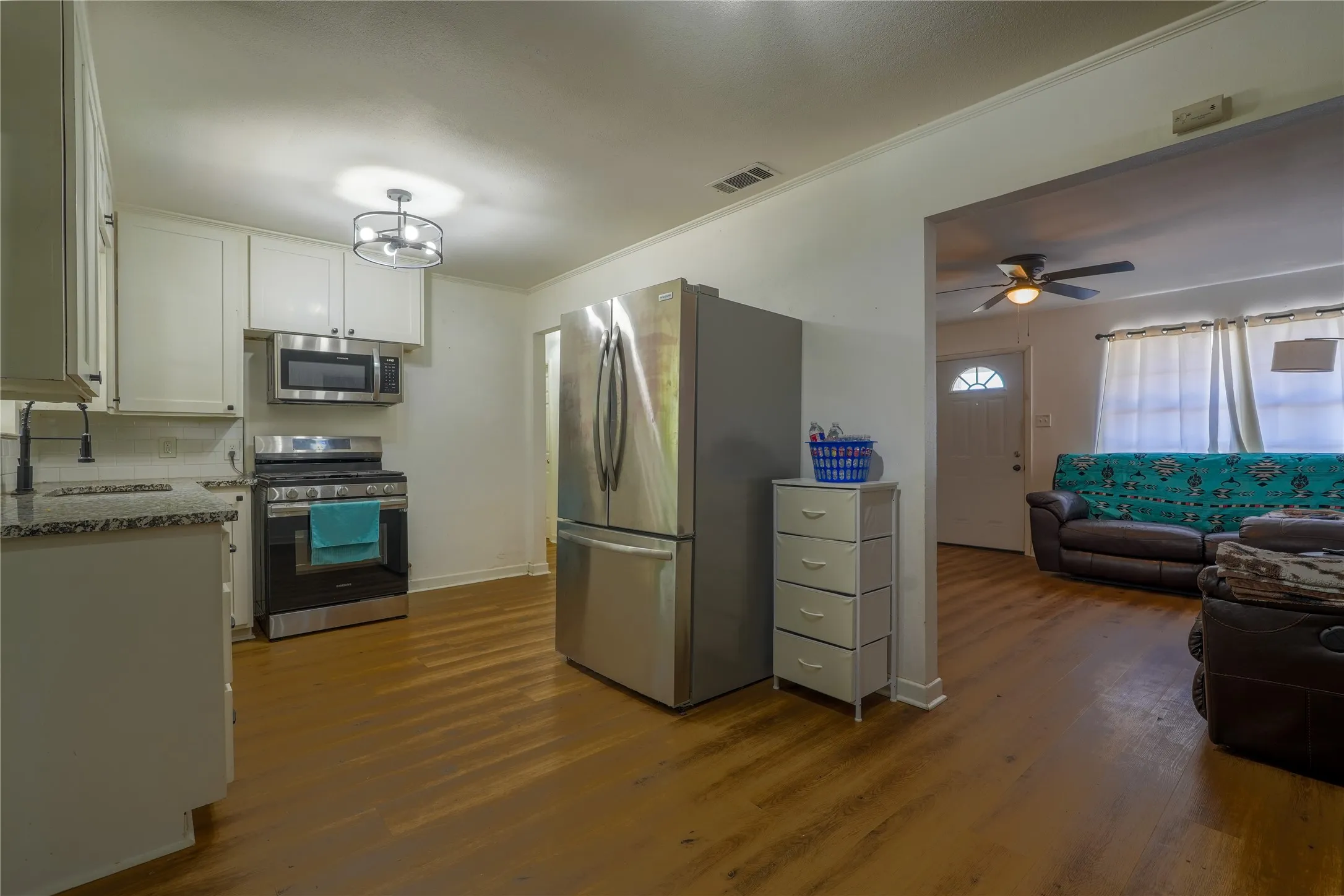 Single Family Residence For Sale in Mc Lennan County , 807 N Lacy Drive, Lacy Lakeview, Texas 76705, 3 Bedroom, 1 Bathroom, Garage spaces, 1,273 Sqft, built in 1961, mls#21370619, Real Estate Agent in Lacy Lakeview, Homes For Sale in Mc Lennan county, Homes For Sale in Lacy Lakeview, Realtor in Lacy Lakeview Texas, Real Estate Brokerage Independent Realty Texas, Luminita Cordes Realtor