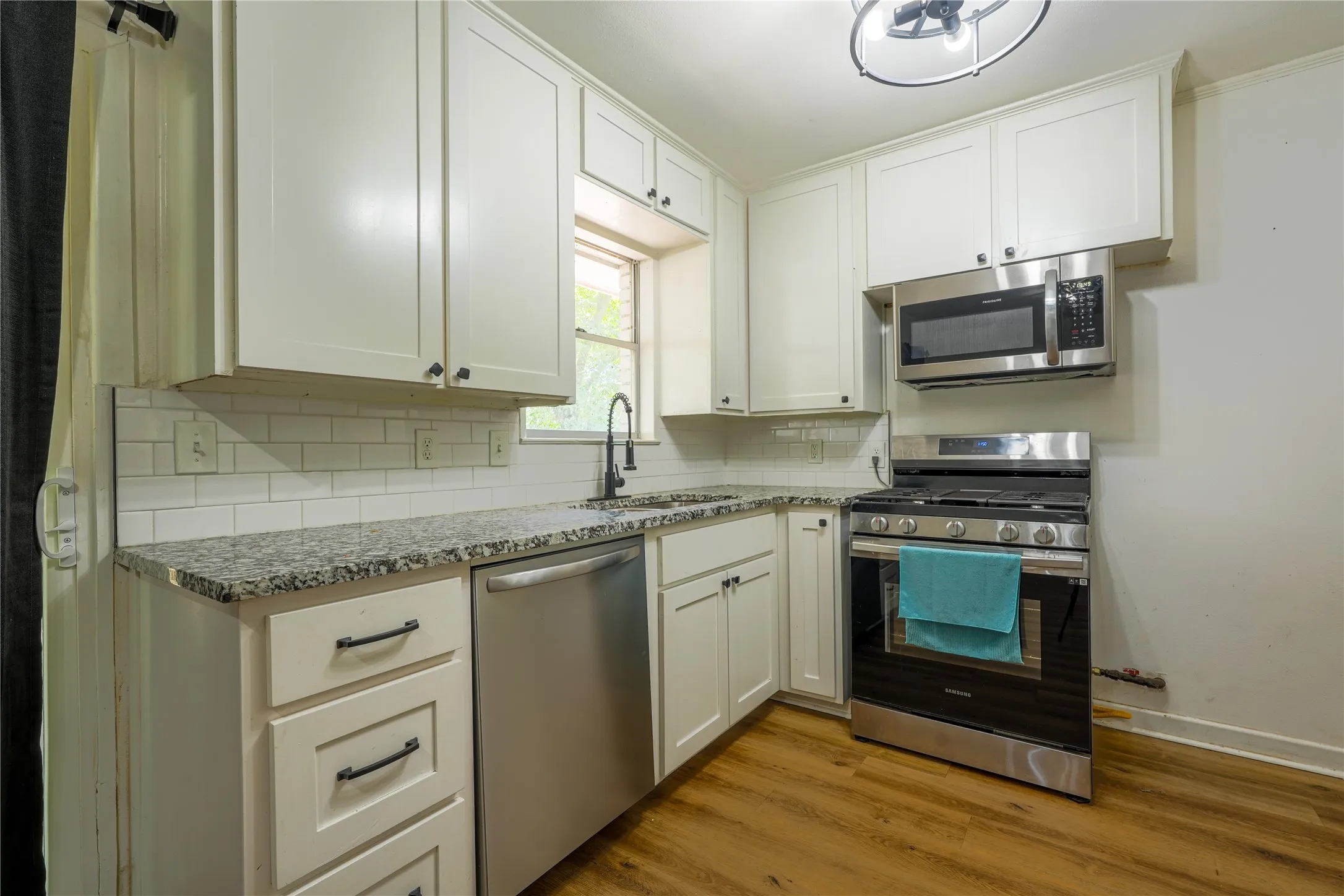 Single Family Residence For Sale in Mc Lennan County , 807 N Lacy Drive, Lacy Lakeview, Texas 76705, 3 Bedroom, 1 Bathroom, Garage spaces, 1,273 Sqft, built in 1961, mls#21370619, Real Estate Agent in Lacy Lakeview, Homes For Sale in Mc Lennan county, Homes For Sale in Lacy Lakeview, Realtor in Lacy Lakeview Texas, Real Estate Brokerage Independent Realty Texas, Luminita Cordes Realtor