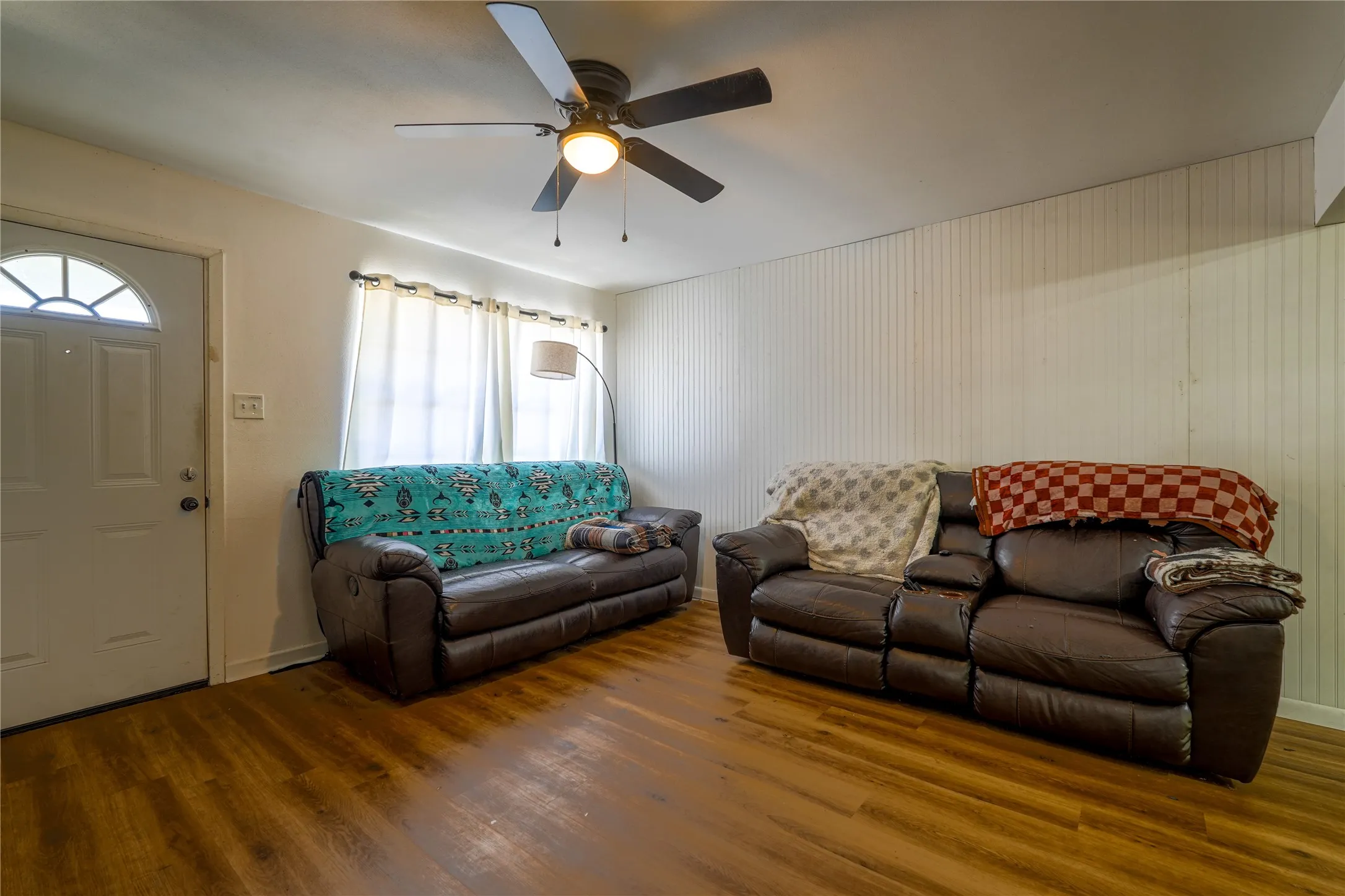 Single Family Residence For Sale in Mc Lennan County , 807 N Lacy Drive, Lacy Lakeview, Texas 76705, 3 Bedroom, 1 Bathroom, Garage spaces, 1,273 Sqft, built in 1961, mls#21370619, Real Estate Agent in Lacy Lakeview, Homes For Sale in Mc Lennan county, Homes For Sale in Lacy Lakeview, Realtor in Lacy Lakeview Texas, Real Estate Brokerage Independent Realty Texas, Luminita Cordes Realtor