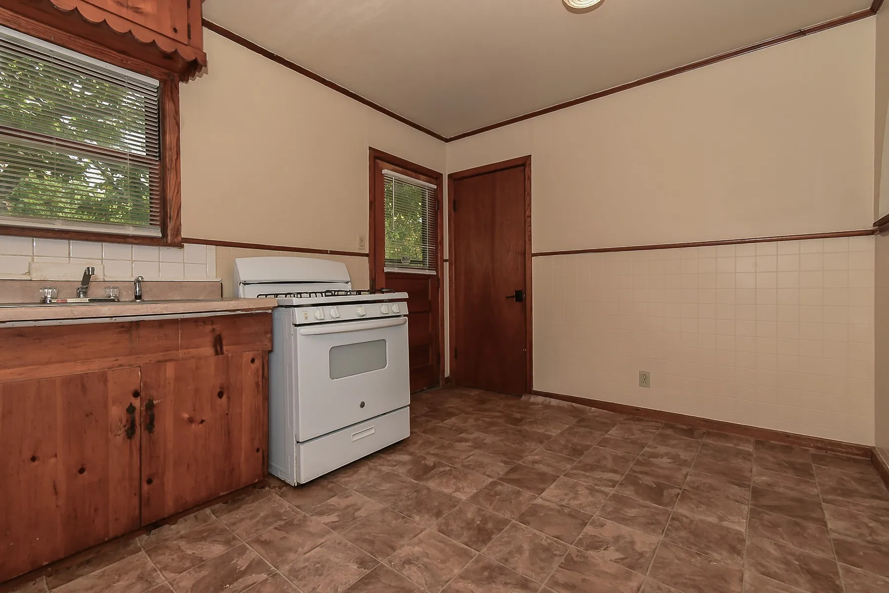 Single Family Residence For Sale in Hunt County , 3103 Poplar Street, Greenville, Texas 75402, 2 Bedroom, 1 Bathroom, 1 Garage spaces, 855 Sqft, built in 1960, mls#21361659, Real Estate Agent in Greenville, Homes For Sale in Hunt county, Homes For Sale in Greenville, Realtor in Greenville Texas, Real Estate Brokerage Independent Realty Texas, Luminita Cordes Realtor