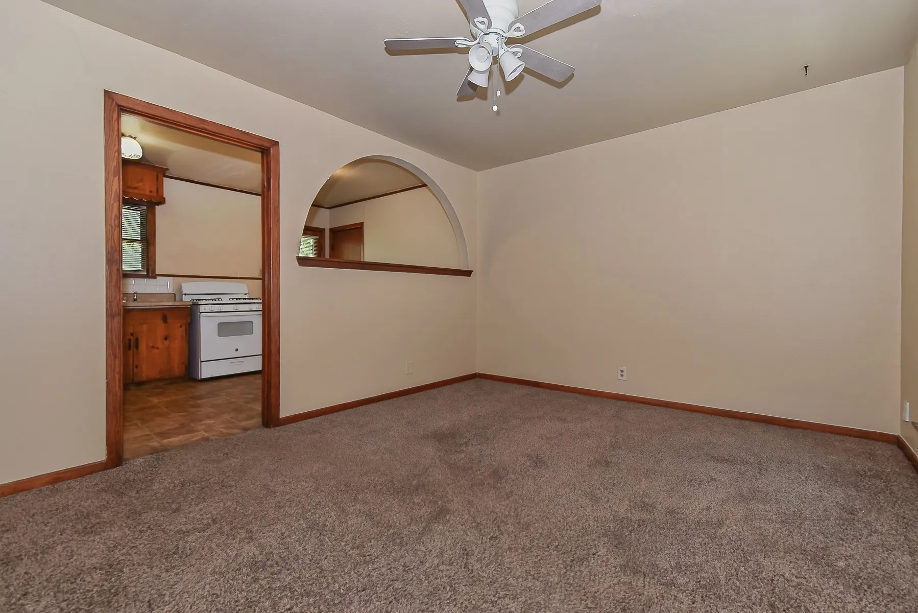 Single Family Residence For Sale in Hunt County , 3103 Poplar Street, Greenville, Texas 75402, 2 Bedroom, 1 Bathroom, 1 Garage spaces, 855 Sqft, built in 1960, mls#21361659, Real Estate Agent in Greenville, Homes For Sale in Hunt county, Homes For Sale in Greenville, Realtor in Greenville Texas, Real Estate Brokerage Independent Realty Texas, Luminita Cordes Realtor