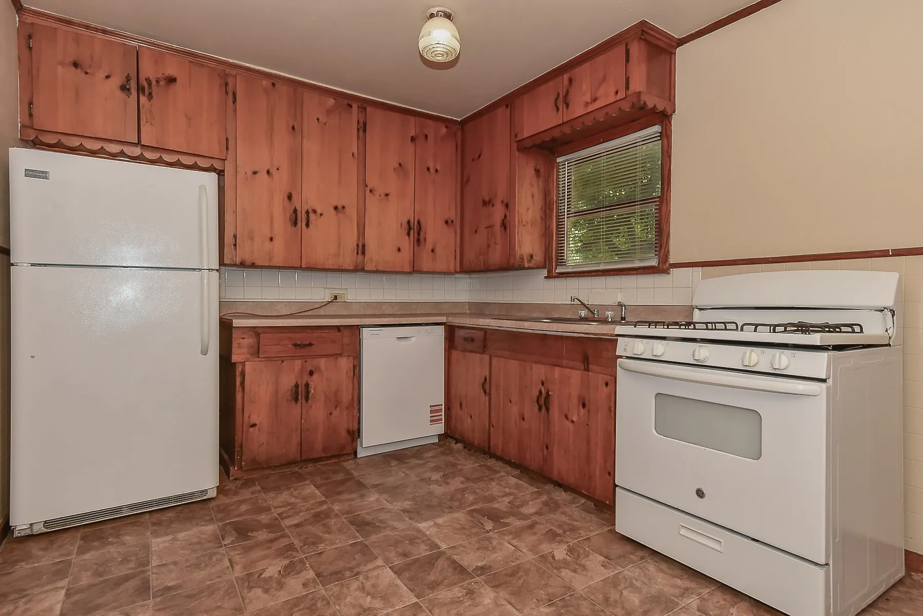 Single Family Residence For Sale in Hunt County , 3103 Poplar Street, Greenville, Texas 75402, 2 Bedroom, 1 Bathroom, 1 Garage spaces, 855 Sqft, built in 1960, mls#21361659, Real Estate Agent in Greenville, Homes For Sale in Hunt county, Homes For Sale in Greenville, Realtor in Greenville Texas, Real Estate Brokerage Independent Realty Texas, Luminita Cordes Realtor