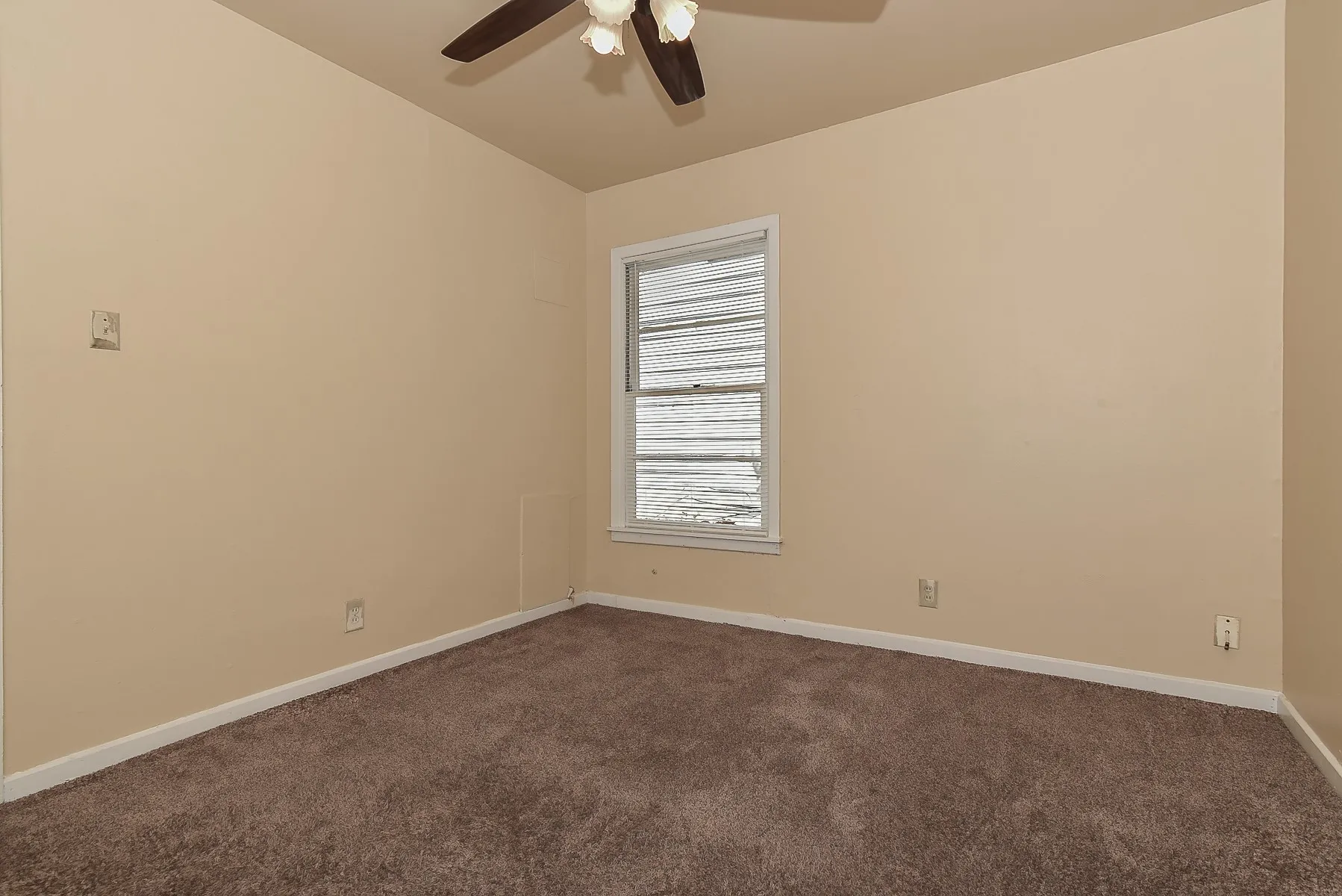 Single Family Residence For Sale in Hunt County , 3103 Poplar Street, Greenville, Texas 75402, 2 Bedroom, 1 Bathroom, 1 Garage spaces, 855 Sqft, built in 1960, mls#21361659, Real Estate Agent in Greenville, Homes For Sale in Hunt county, Homes For Sale in Greenville, Realtor in Greenville Texas, Real Estate Brokerage Independent Realty Texas, Luminita Cordes Realtor