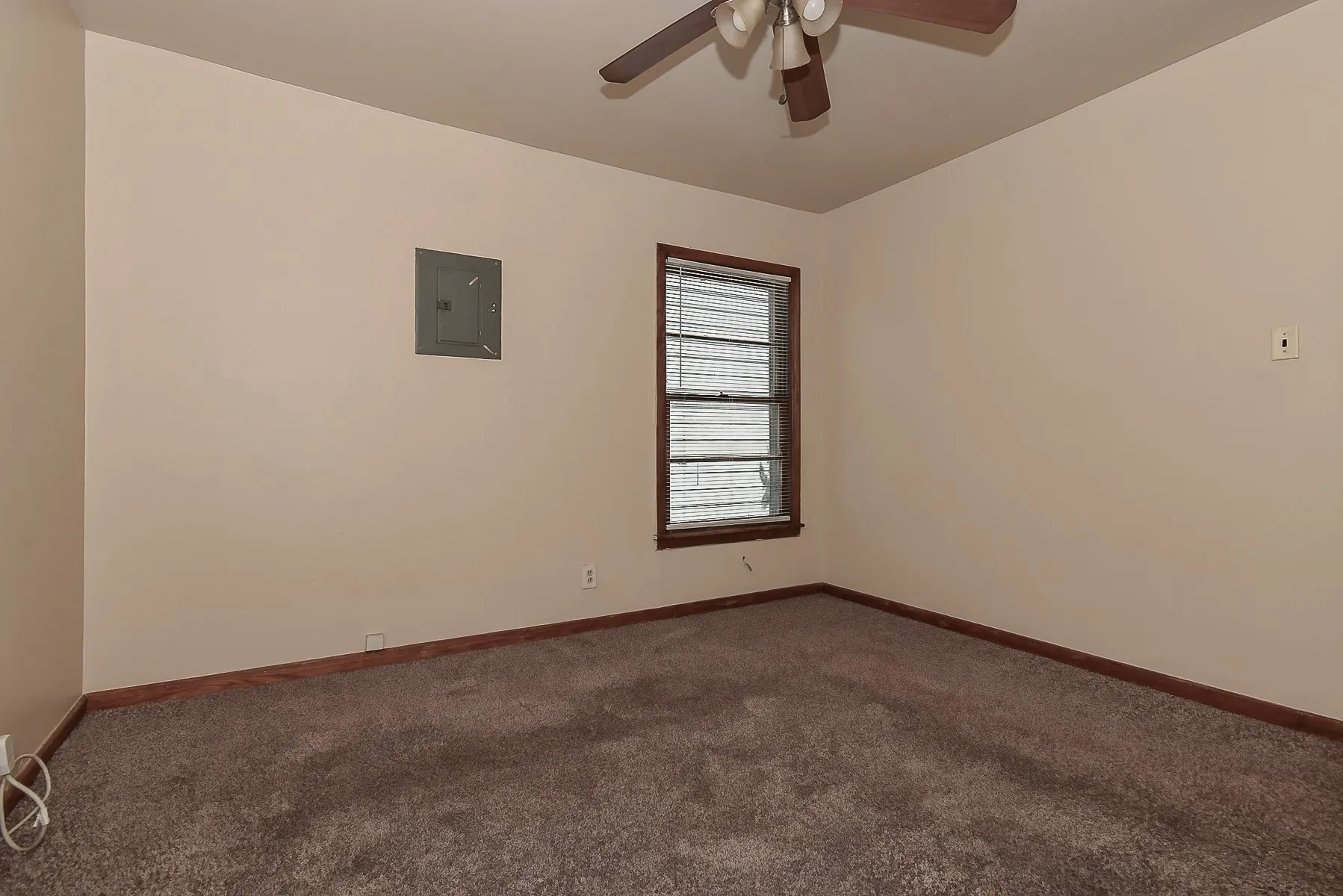 Single Family Residence For Sale in Hunt County , 3103 Poplar Street, Greenville, Texas 75402, 2 Bedroom, 1 Bathroom, 1 Garage spaces, 855 Sqft, built in 1960, mls#21361659, Real Estate Agent in Greenville, Homes For Sale in Hunt county, Homes For Sale in Greenville, Realtor in Greenville Texas, Real Estate Brokerage Independent Realty Texas, Luminita Cordes Realtor