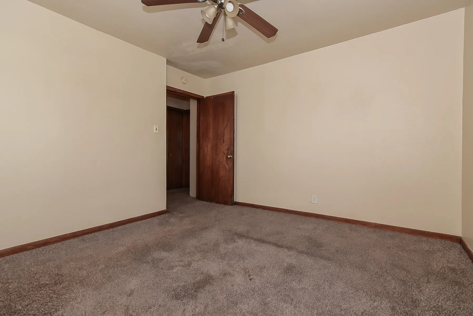 Single Family Residence For Sale in Hunt County , 3103 Poplar Street, Greenville, Texas 75402, 2 Bedroom, 1 Bathroom, 1 Garage spaces, 855 Sqft, built in 1960, mls#21361659, Real Estate Agent in Greenville, Homes For Sale in Hunt county, Homes For Sale in Greenville, Realtor in Greenville Texas, Real Estate Brokerage Independent Realty Texas, Luminita Cordes Realtor