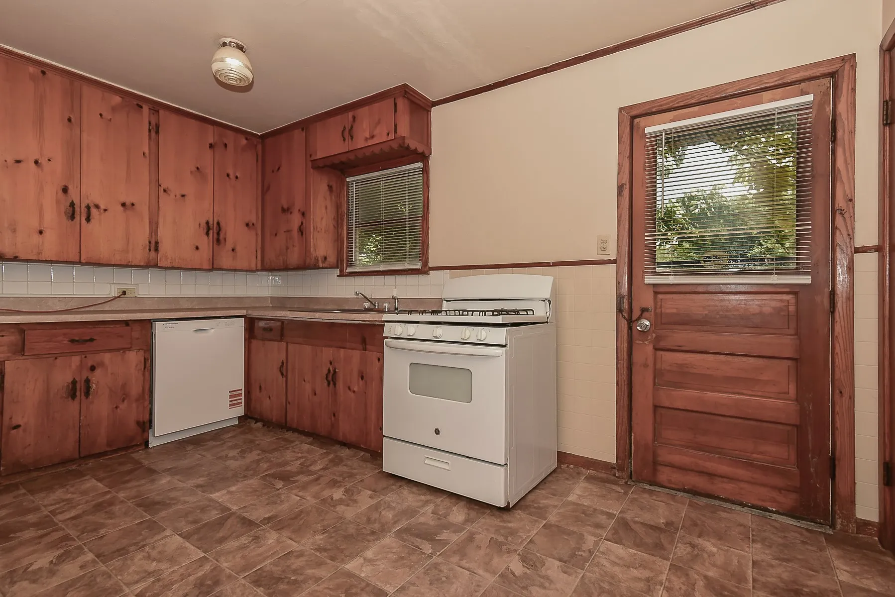 Single Family Residence For Sale in Hunt County , 3103 Poplar Street, Greenville, Texas 75402, 2 Bedroom, 1 Bathroom, 1 Garage spaces, 855 Sqft, built in 1960, mls#21361659, Real Estate Agent in Greenville, Homes For Sale in Hunt county, Homes For Sale in Greenville, Realtor in Greenville Texas, Real Estate Brokerage Independent Realty Texas, Luminita Cordes Realtor