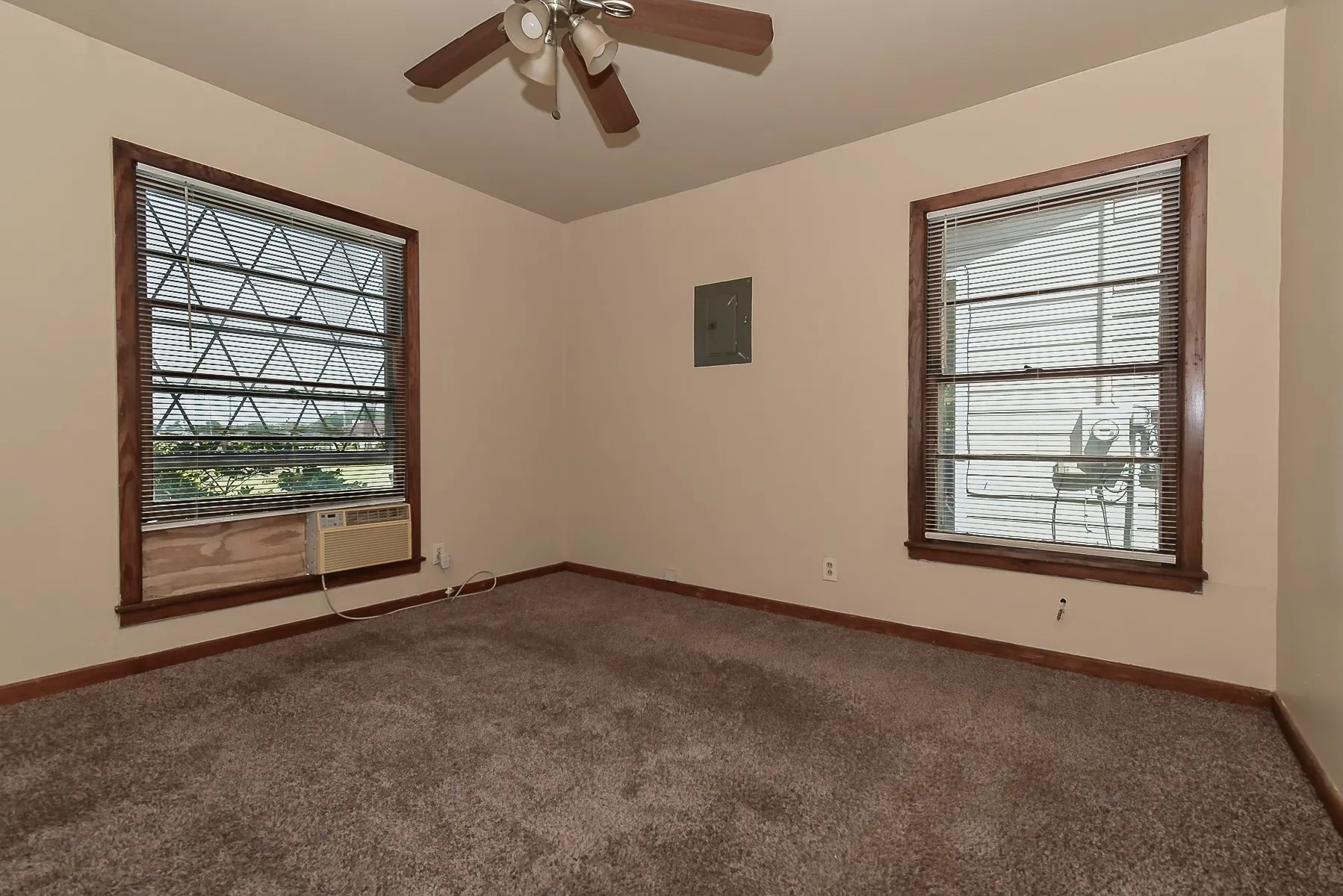Single Family Residence For Sale in Hunt County , 3103 Poplar Street, Greenville, Texas 75402, 2 Bedroom, 1 Bathroom, 1 Garage spaces, 855 Sqft, built in 1960, mls#21361659, Real Estate Agent in Greenville, Homes For Sale in Hunt county, Homes For Sale in Greenville, Realtor in Greenville Texas, Real Estate Brokerage Independent Realty Texas, Luminita Cordes Realtor