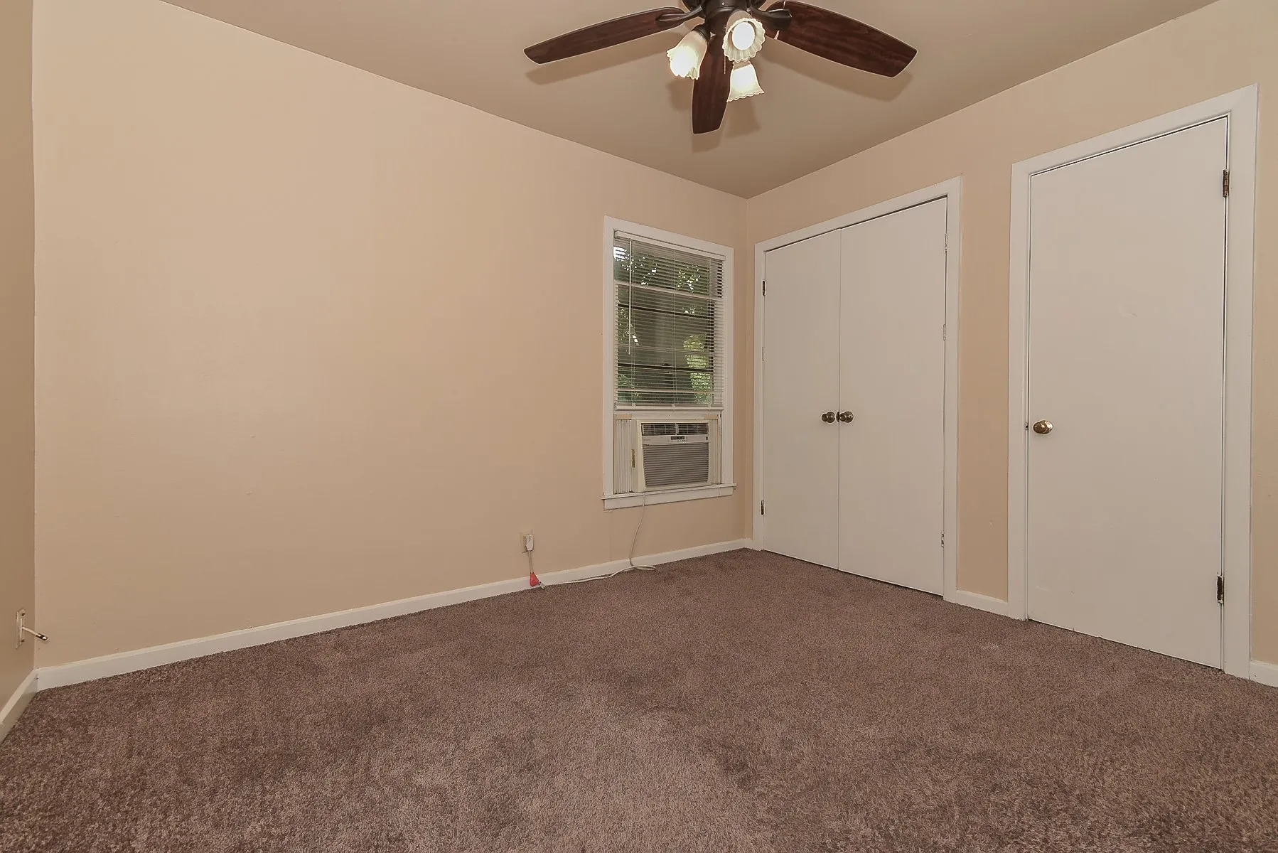 Single Family Residence For Sale in Hunt County , 3103 Poplar Street, Greenville, Texas 75402, 2 Bedroom, 1 Bathroom, 1 Garage spaces, 855 Sqft, built in 1960, mls#21361659, Real Estate Agent in Greenville, Homes For Sale in Hunt county, Homes For Sale in Greenville, Realtor in Greenville Texas, Real Estate Brokerage Independent Realty Texas, Luminita Cordes Realtor