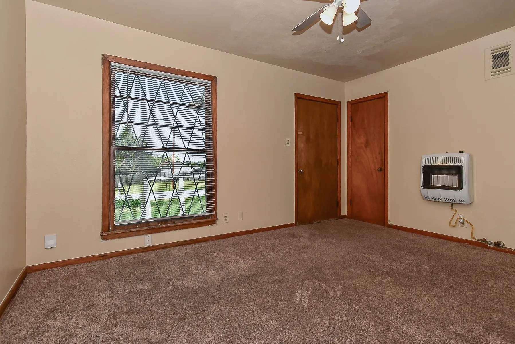 Single Family Residence For Sale in Hunt County , 3103 Poplar Street, Greenville, Texas 75402, 2 Bedroom, 1 Bathroom, 1 Garage spaces, 855 Sqft, built in 1960, mls#21361659, Real Estate Agent in Greenville, Homes For Sale in Hunt county, Homes For Sale in Greenville, Realtor in Greenville Texas, Real Estate Brokerage Independent Realty Texas, Luminita Cordes Realtor