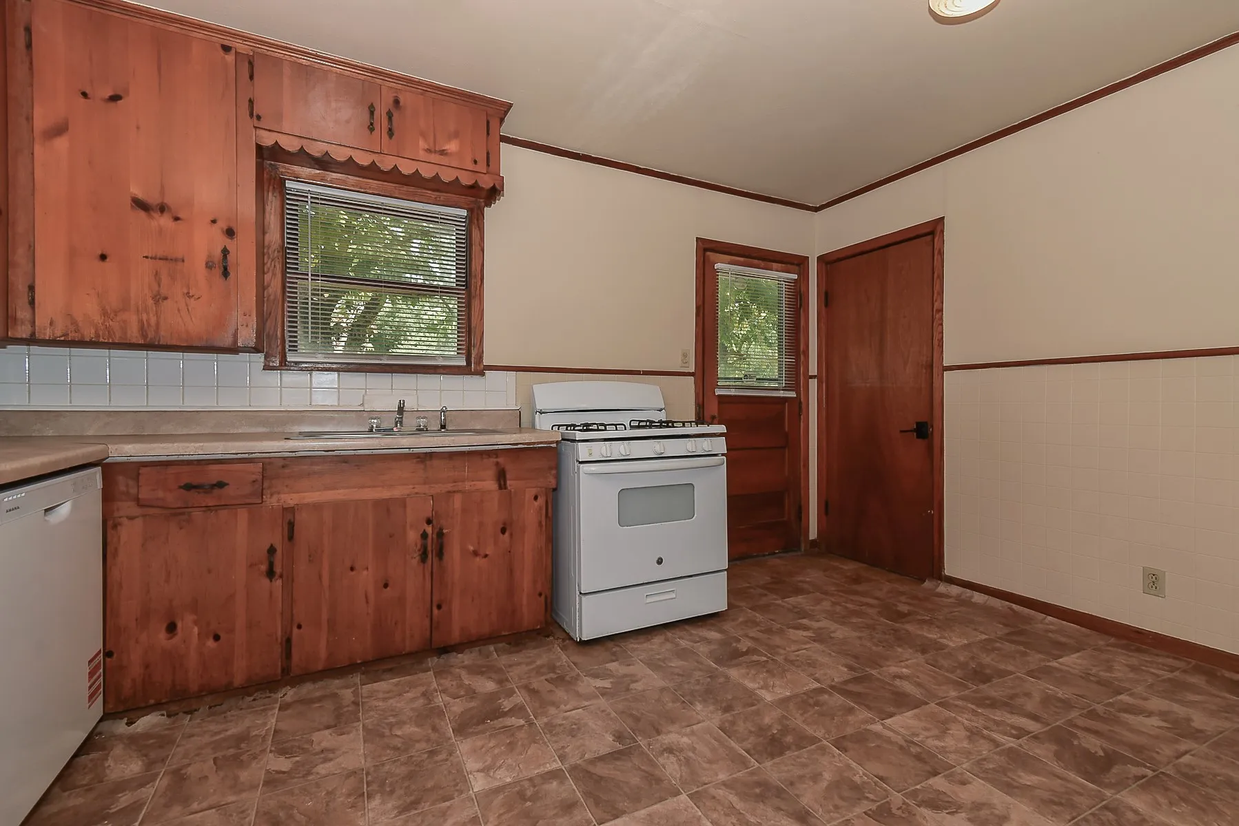 Single Family Residence For Sale in Hunt County , 3103 Poplar Street, Greenville, Texas 75402, 2 Bedroom, 1 Bathroom, 1 Garage spaces, 855 Sqft, built in 1960, mls#21361659, Real Estate Agent in Greenville, Homes For Sale in Hunt county, Homes For Sale in Greenville, Realtor in Greenville Texas, Real Estate Brokerage Independent Realty Texas, Luminita Cordes Realtor