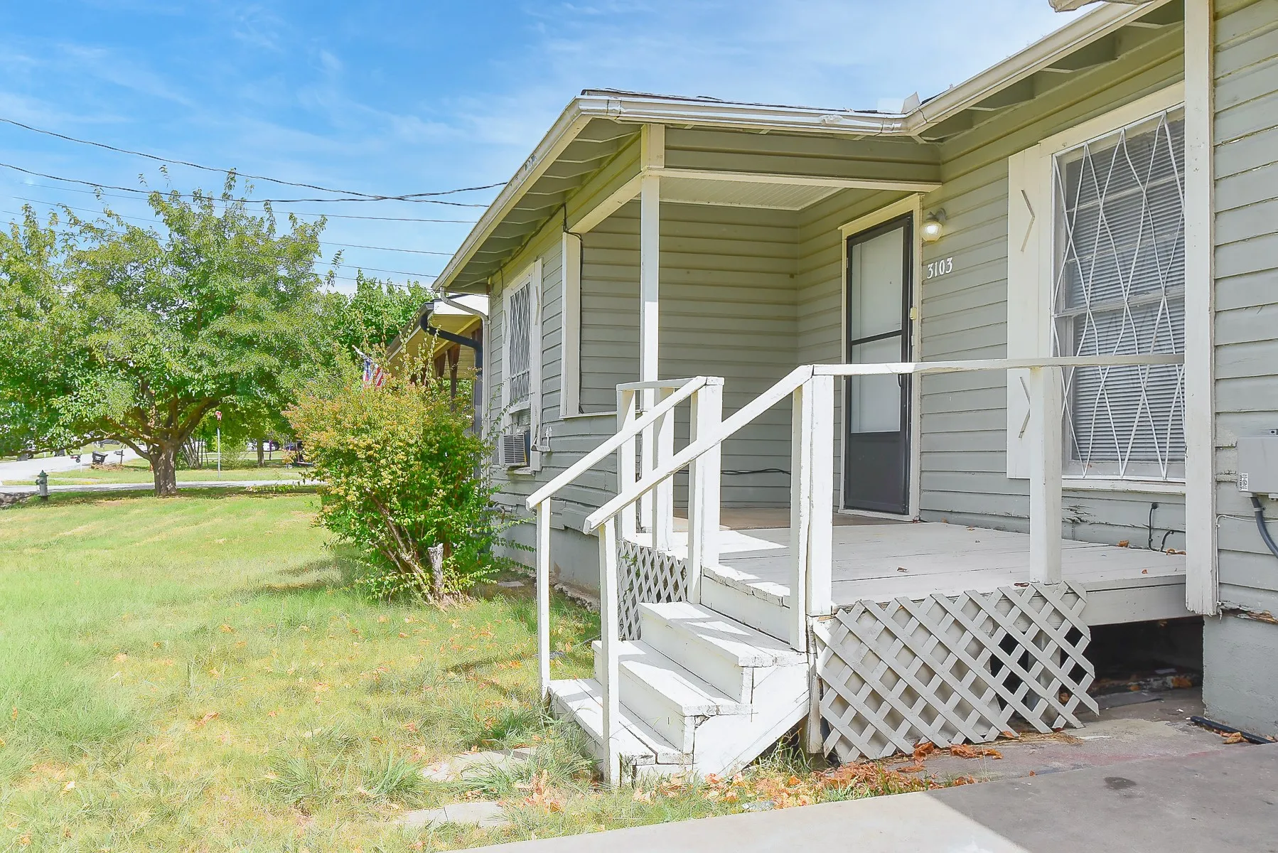 Single Family Residence For Sale in Hunt County , 3103 Poplar Street, Greenville, Texas 75402, 2 Bedroom, 1 Bathroom, 1 Garage spaces, 855 Sqft, built in 1960, mls#21361659, Real Estate Agent in Greenville, Homes For Sale in Hunt county, Homes For Sale in Greenville, Realtor in Greenville Texas, Real Estate Brokerage Independent Realty Texas, Luminita Cordes Realtor