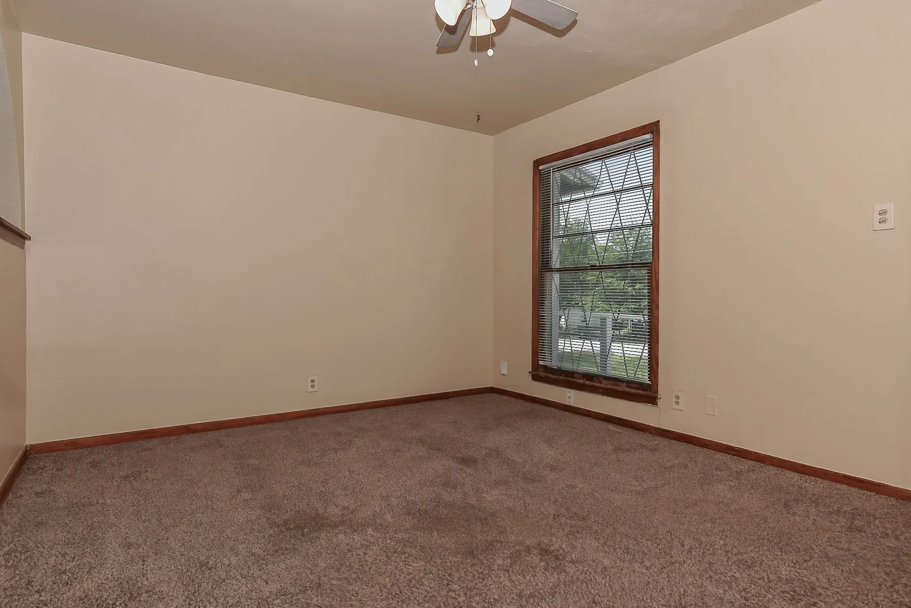 Single Family Residence For Sale in Hunt County , 3103 Poplar Street, Greenville, Texas 75402, 2 Bedroom, 1 Bathroom, 1 Garage spaces, 855 Sqft, built in 1960, mls#21361659, Real Estate Agent in Greenville, Homes For Sale in Hunt county, Homes For Sale in Greenville, Realtor in Greenville Texas, Real Estate Brokerage Independent Realty Texas, Luminita Cordes Realtor