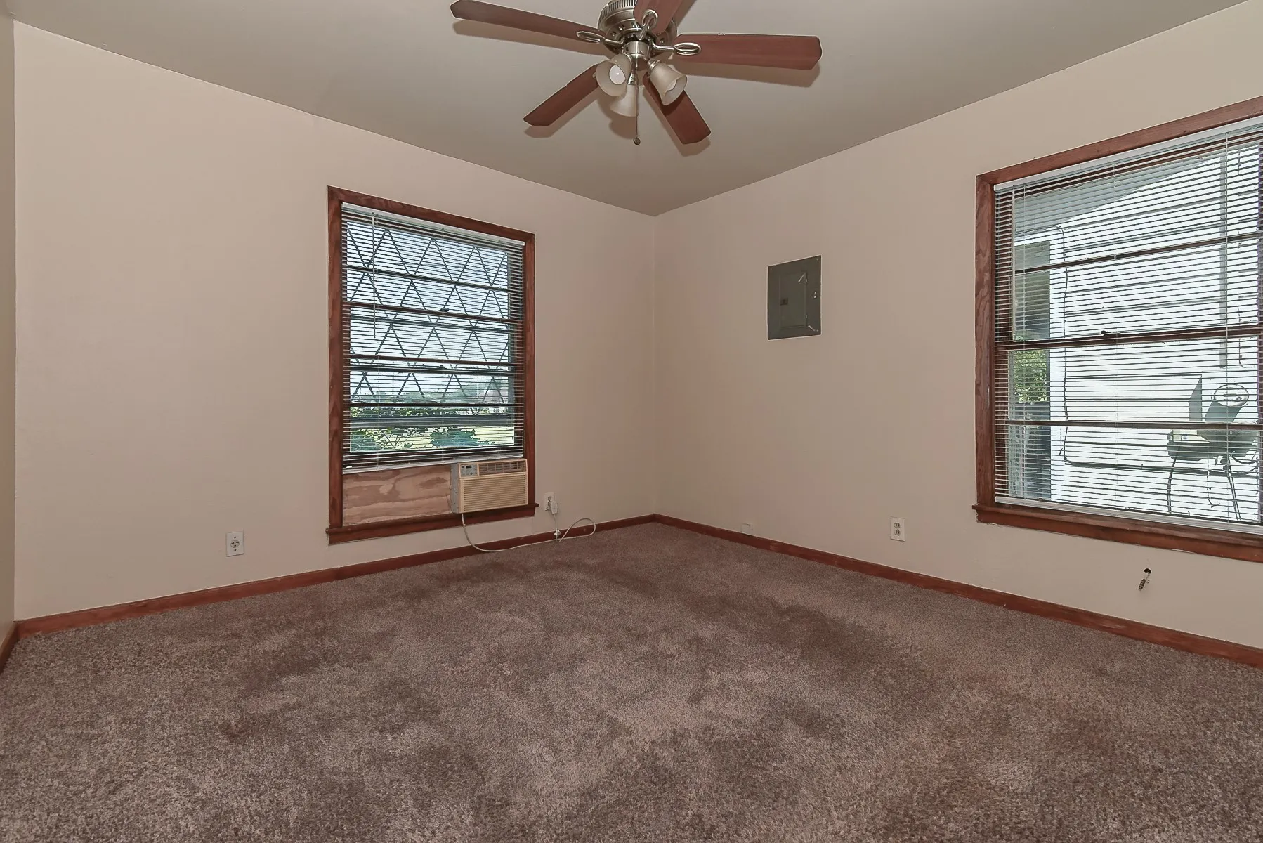 Single Family Residence For Sale in Hunt County , 3103 Poplar Street, Greenville, Texas 75402, 2 Bedroom, 1 Bathroom, 1 Garage spaces, 855 Sqft, built in 1960, mls#21361659, Real Estate Agent in Greenville, Homes For Sale in Hunt county, Homes For Sale in Greenville, Realtor in Greenville Texas, Real Estate Brokerage Independent Realty Texas, Luminita Cordes Realtor