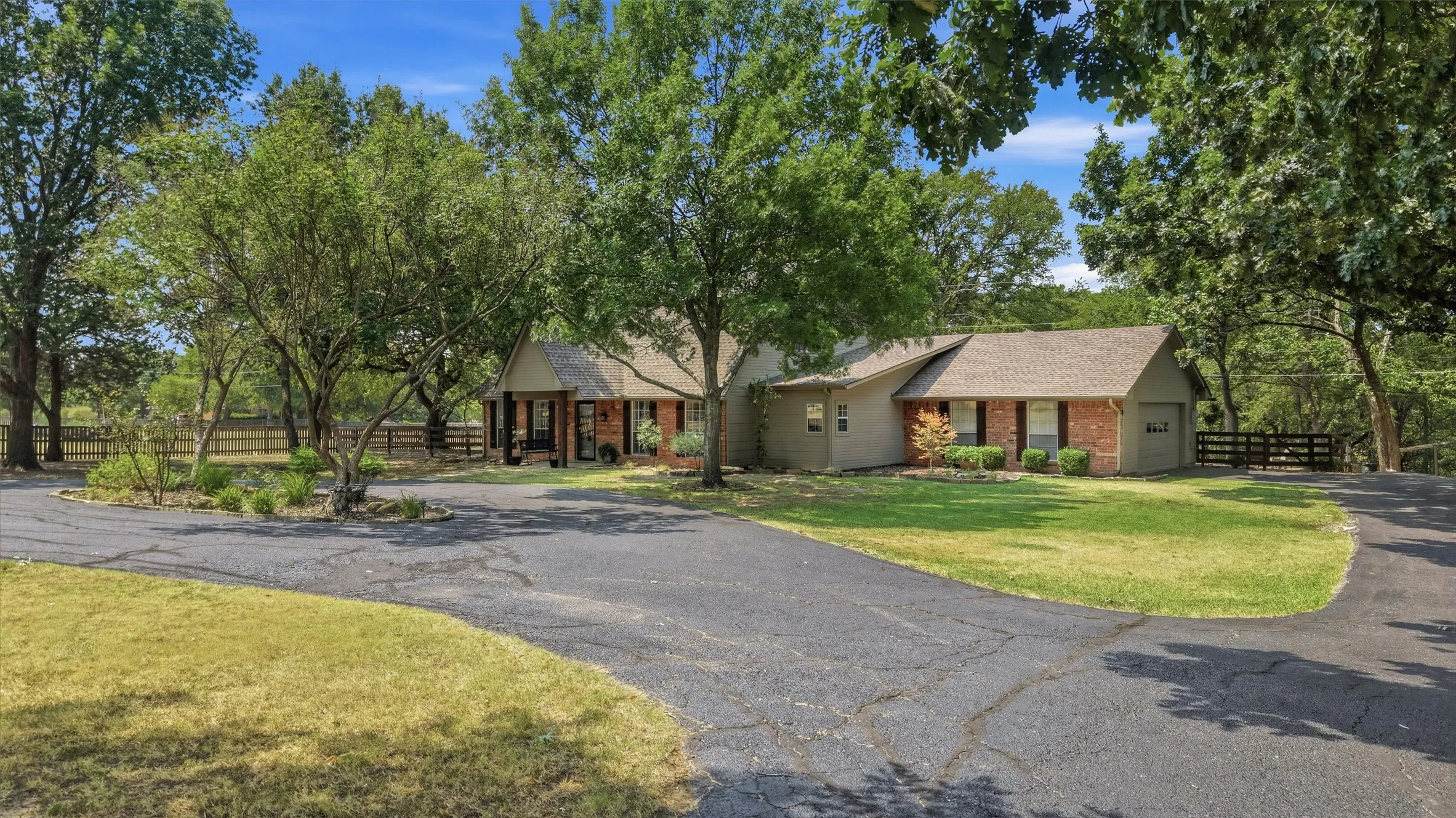 Single Family Residence For Sale in Grayson County , 1806 Carriage Estates Road, Sherman, Texas 75092, 3 Bedroom, 3 Bathroom, 2 Garage spaces, 2,514 Sqft, built in 1977, mls#21363327, Real Estate Agent in Sherman, Homes For Sale in Grayson county, Homes For Sale in Sherman, Realtor in Sherman Texas, Real Estate Brokerage Independent Realty Texas, Luminita Cordes Realtor