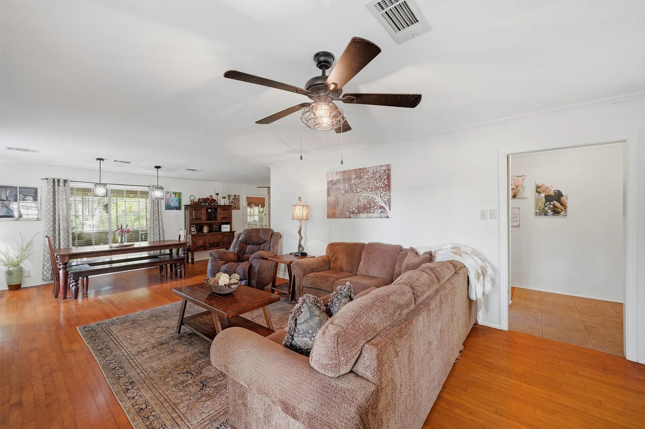 Single Family Residence For Sale in Grayson County , 1806 Carriage Estates Road, Sherman, Texas 75092, 3 Bedroom, 3 Bathroom, 2 Garage spaces, 2,514 Sqft, built in 1977, mls#21363327, Real Estate Agent in Sherman, Homes For Sale in Grayson county, Homes For Sale in Sherman, Realtor in Sherman Texas, Real Estate Brokerage Independent Realty Texas, Luminita Cordes Realtor
