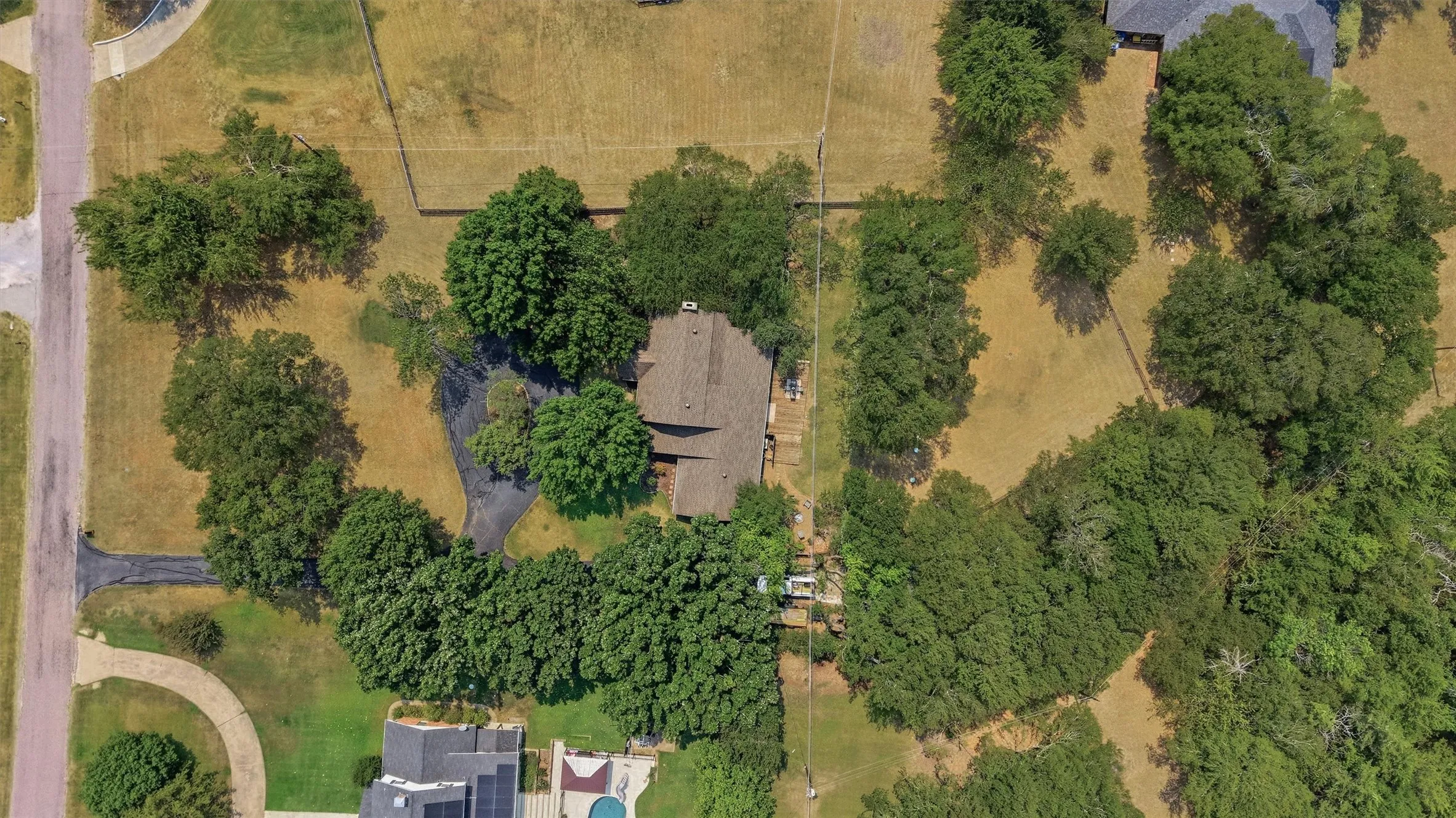 Single Family Residence For Sale in Grayson County , 1806 Carriage Estates Road, Sherman, Texas 75092, 3 Bedroom, 3 Bathroom, 2 Garage spaces, 2,514 Sqft, built in 1977, mls#21363327, Real Estate Agent in Sherman, Homes For Sale in Grayson county, Homes For Sale in Sherman, Realtor in Sherman Texas, Real Estate Brokerage Independent Realty Texas, Luminita Cordes Realtor