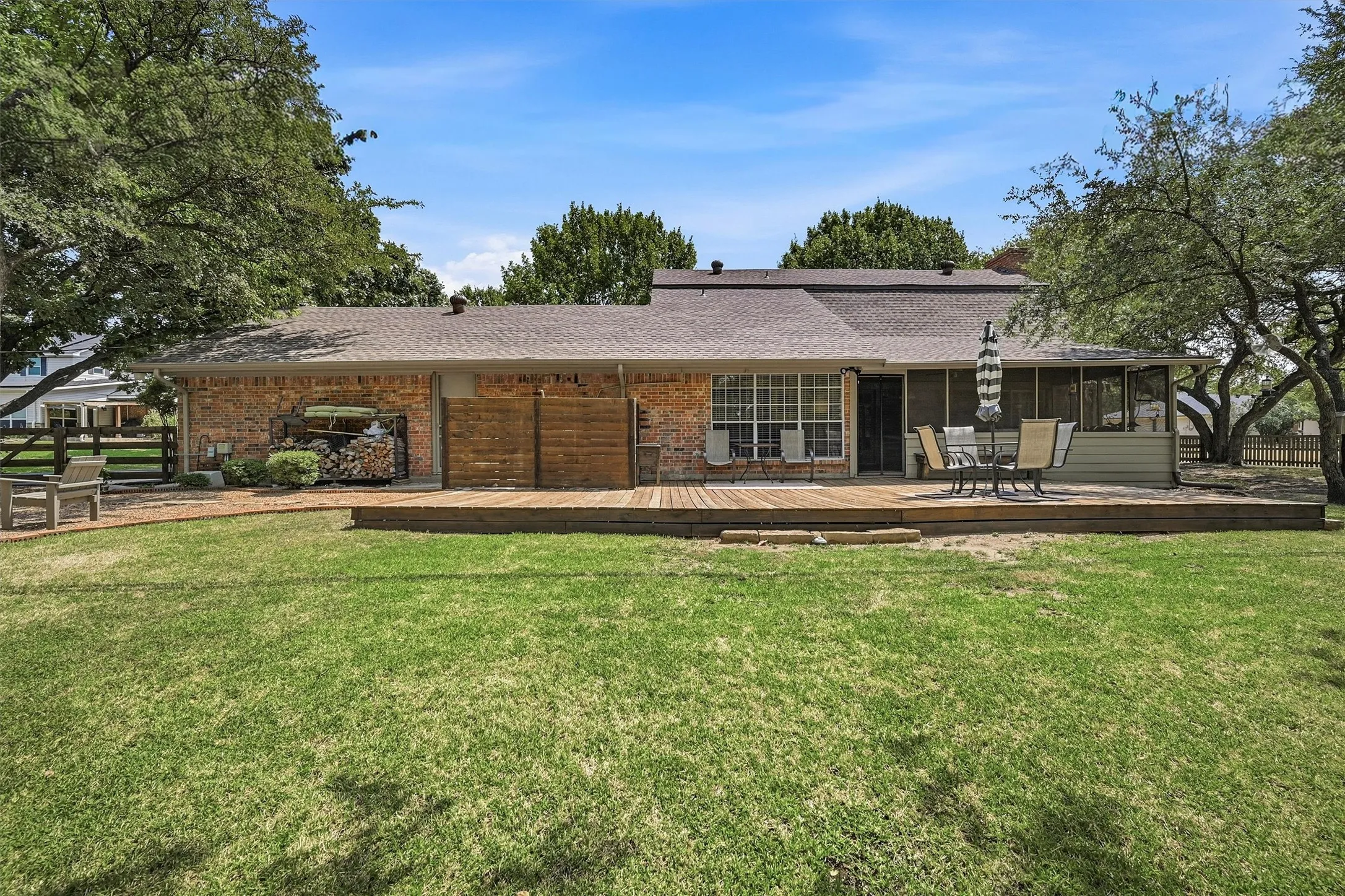 Single Family Residence For Sale in Grayson County , 1806 Carriage Estates Road, Sherman, Texas 75092, 3 Bedroom, 3 Bathroom, 2 Garage spaces, 2,514 Sqft, built in 1977, mls#21363327, Real Estate Agent in Sherman, Homes For Sale in Grayson county, Homes For Sale in Sherman, Realtor in Sherman Texas, Real Estate Brokerage Independent Realty Texas, Luminita Cordes Realtor