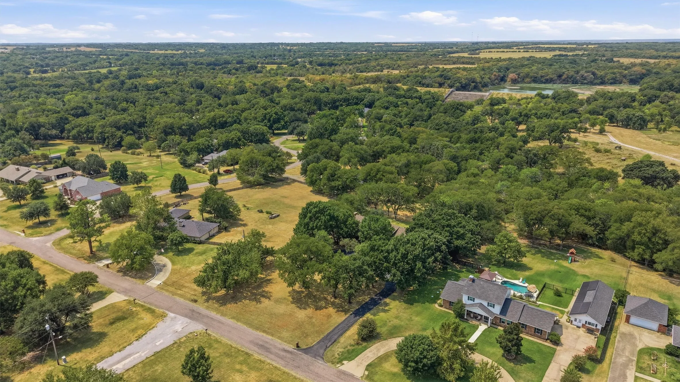 Single Family Residence For Sale in Grayson County , 1806 Carriage Estates Road, Sherman, Texas 75092, 3 Bedroom, 3 Bathroom, 2 Garage spaces, 2,514 Sqft, built in 1977, mls#21363327, Real Estate Agent in Sherman, Homes For Sale in Grayson county, Homes For Sale in Sherman, Realtor in Sherman Texas, Real Estate Brokerage Independent Realty Texas, Luminita Cordes Realtor