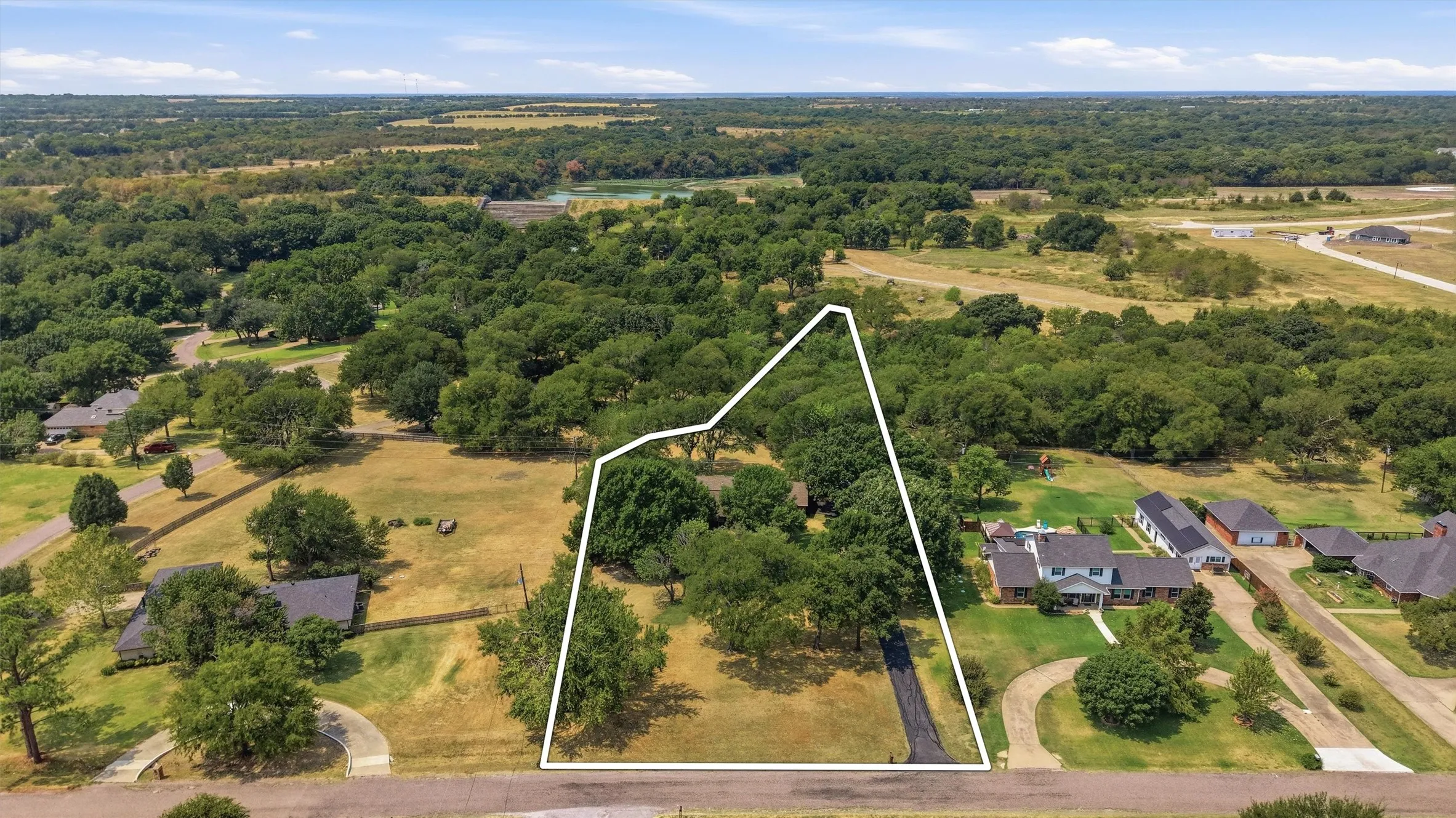 Single Family Residence For Sale in Grayson County , 1806 Carriage Estates Road, Sherman, Texas 75092, 3 Bedroom, 3 Bathroom, 2 Garage spaces, 2,514 Sqft, built in 1977, mls#21363327, Real Estate Agent in Sherman, Homes For Sale in Grayson county, Homes For Sale in Sherman, Realtor in Sherman Texas, Real Estate Brokerage Independent Realty Texas, Luminita Cordes Realtor