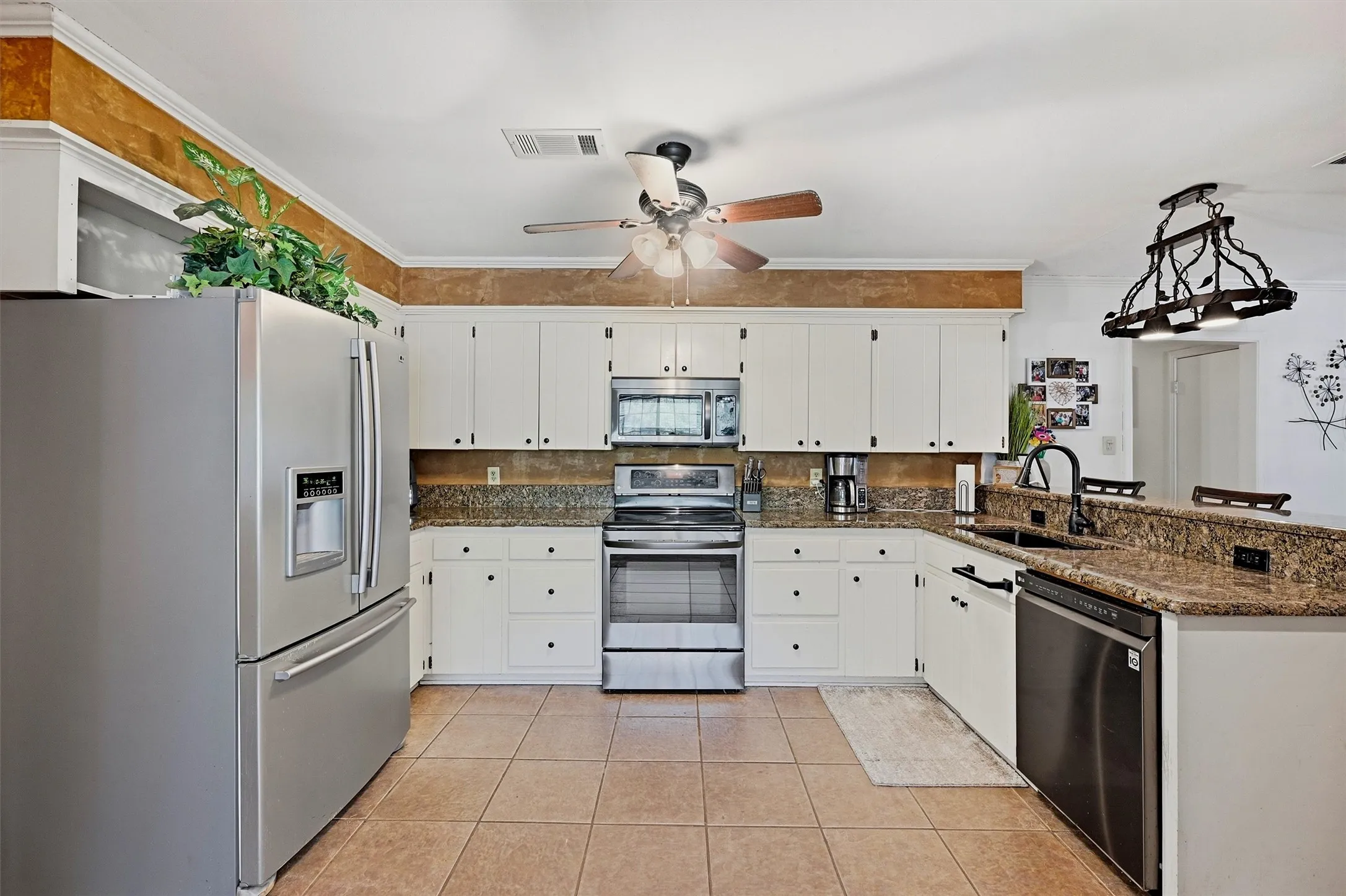 Single Family Residence For Sale in Grayson County , 1806 Carriage Estates Road, Sherman, Texas 75092, 3 Bedroom, 3 Bathroom, 2 Garage spaces, 2,514 Sqft, built in 1977, mls#21363327, Real Estate Agent in Sherman, Homes For Sale in Grayson county, Homes For Sale in Sherman, Realtor in Sherman Texas, Real Estate Brokerage Independent Realty Texas, Luminita Cordes Realtor