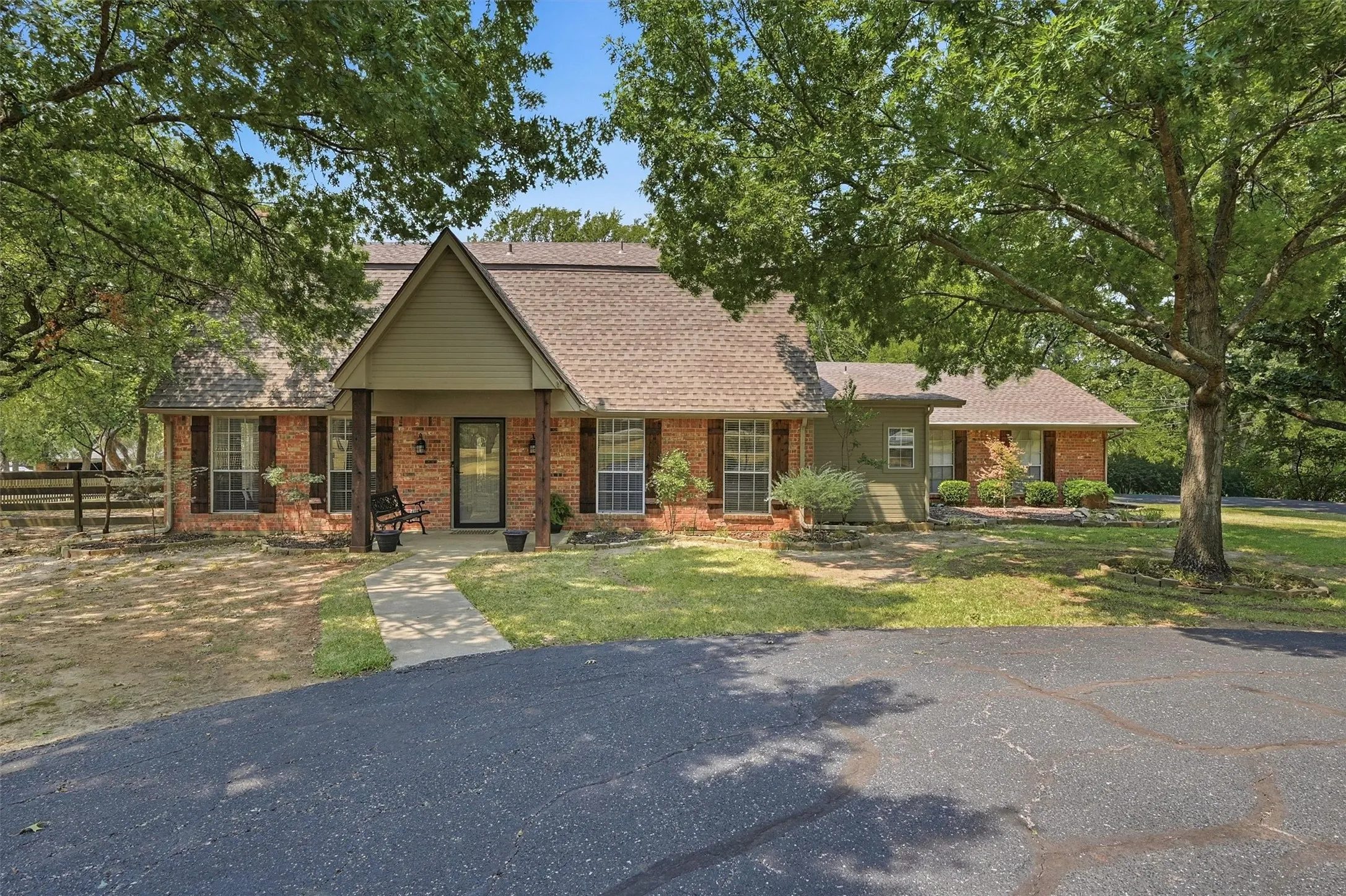 Single Family Residence For Sale in Grayson County , 1806 Carriage Estates Road, Sherman, Texas 75092, 3 Bedroom, 3 Bathroom, 2 Garage spaces, 2,514 Sqft, built in 1977, mls#21363327, Real Estate Agent in Sherman, Homes For Sale in Grayson county, Homes For Sale in Sherman, Realtor in Sherman Texas, Real Estate Brokerage Independent Realty Texas, Luminita Cordes Realtor