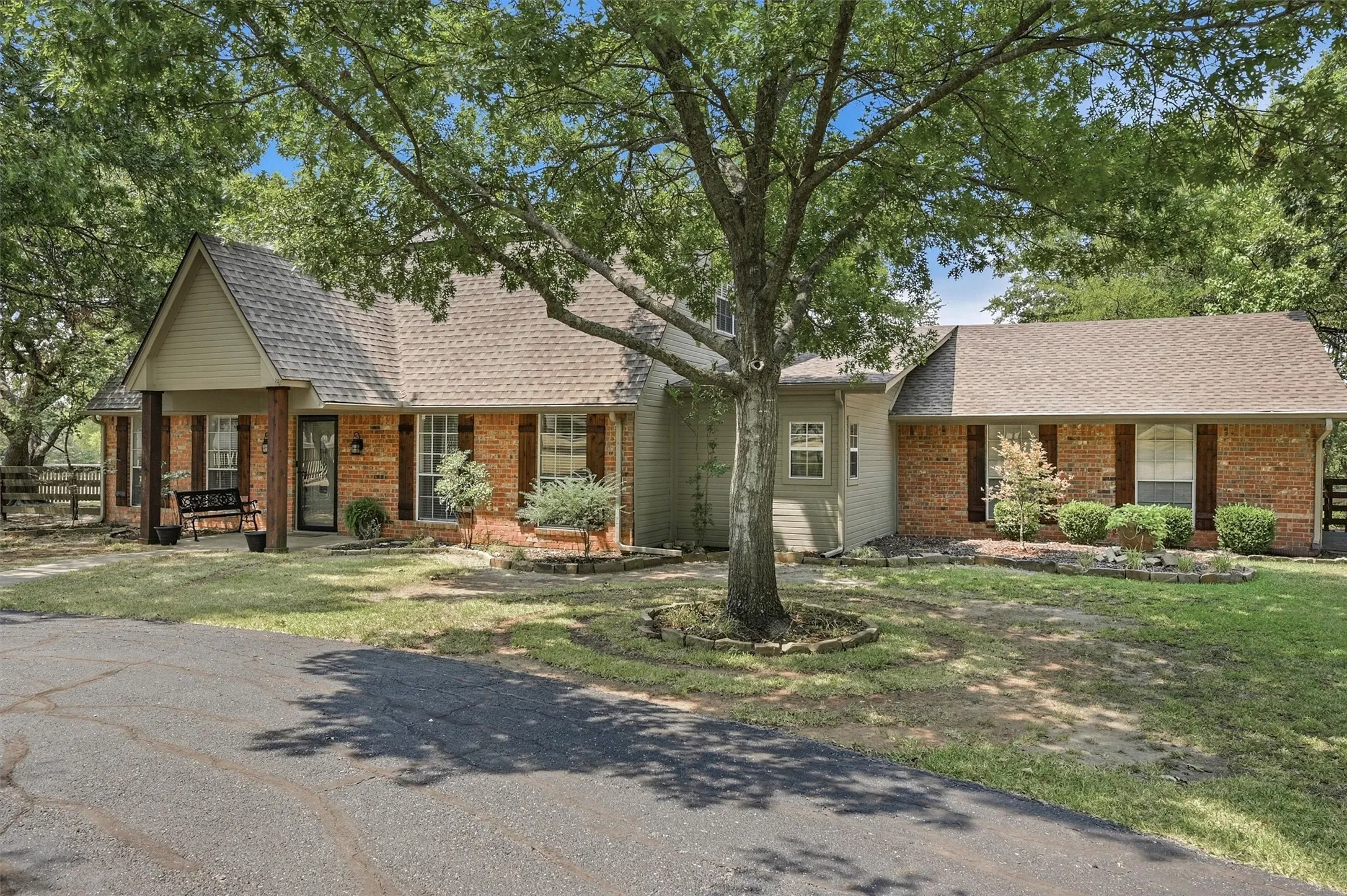 Single Family Residence For Sale in Grayson County , 1806 Carriage Estates Road, Sherman, Texas 75092, 3 Bedroom, 3 Bathroom, 2 Garage spaces, 2,514 Sqft, built in 1977, mls#21363327, Real Estate Agent in Sherman, Homes For Sale in Grayson county, Homes For Sale in Sherman, Realtor in Sherman Texas, Real Estate Brokerage Independent Realty Texas, Luminita Cordes Realtor