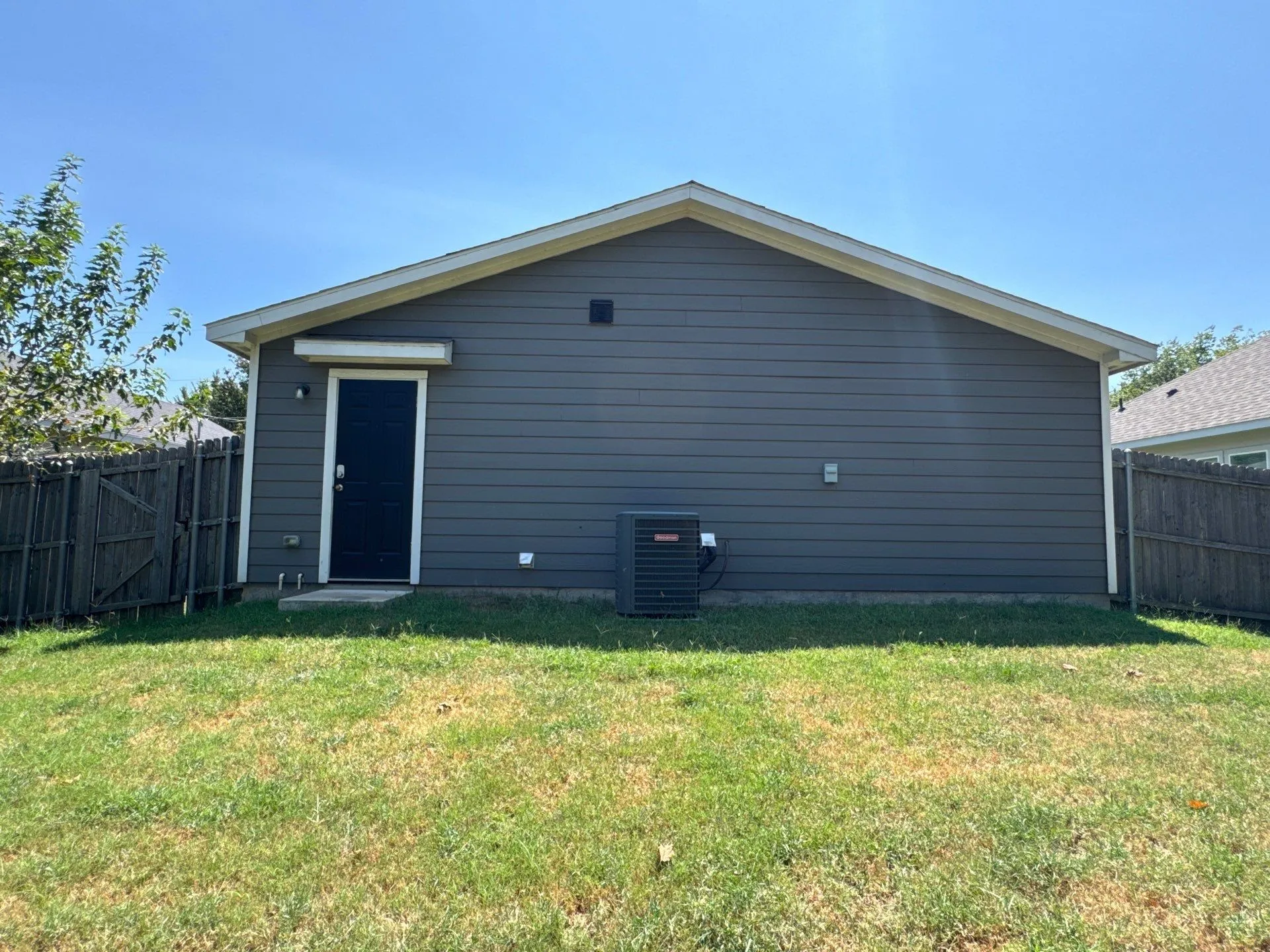 Single Family Residence For Sale in Hunt County , 1110 Jones Street, Greenville, Texas 75401, 3 Bedroom, 2 Bathroom, Garage spaces, 1,090 Sqft, built in 2020, mls#21368479, Real Estate Agent in Greenville, Homes For Sale in Hunt county, Homes For Sale in Greenville, Realtor in Greenville Texas, Real Estate Brokerage Independent Realty Texas, Luminita Cordes Realtor
