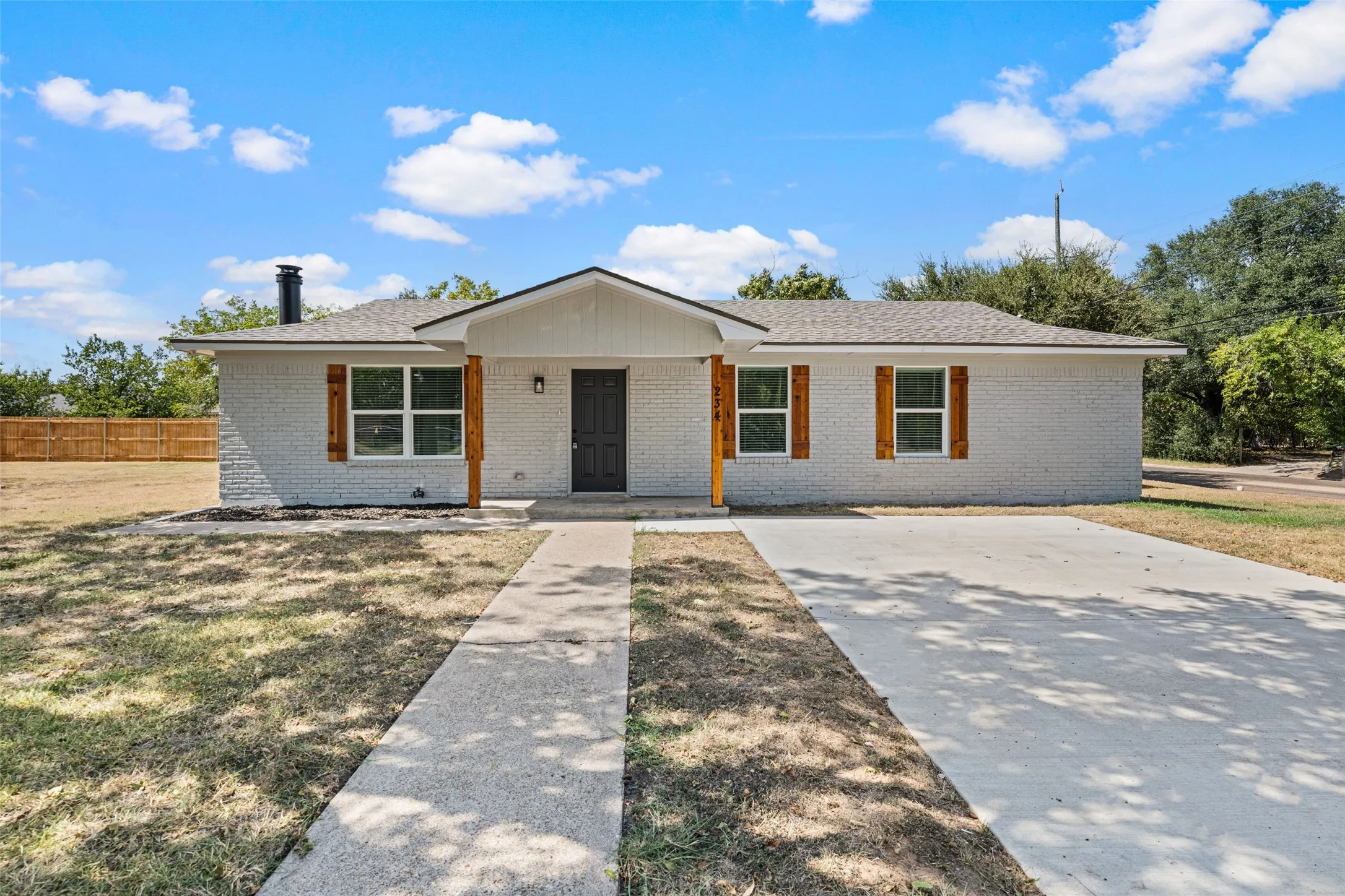 Single Family Residence For Sale in Mc Lennan County , 234 Ave E, Lacy Lakeview, Texas 76705, 3 Bedroom, 2 Bathroom, Garage spaces, 1,291 Sqft, built in 1978, mls#21369876, Real Estate Agent in Lacy Lakeview, Homes For Sale in Mc Lennan county, Homes For Sale in Lacy Lakeview, Realtor in Lacy Lakeview Texas, Real Estate Brokerage Independent Realty Texas, Luminita Cordes Realtor