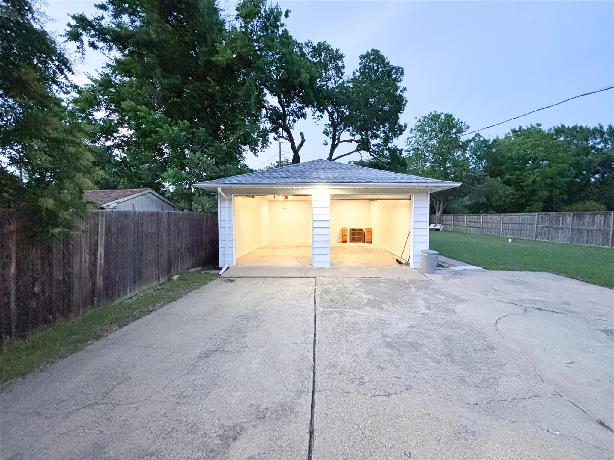 Single Family Residence For Rent in Dallas County , 2109 Highwood Drive, Dallas, Texas 75228, 3 Bedroom, 2 Bathroom, 2 Garage spaces, 1,422 Sqft, built in 1956, mls#21366546, Real Estate Agent in Dallas, Homes For Rent in Dallas county, Homes For Rent in Dallas, Realtor in Dallas Texas, Real Estate Brokerage Independent Realty Texas, Luminita Cordes Realtor