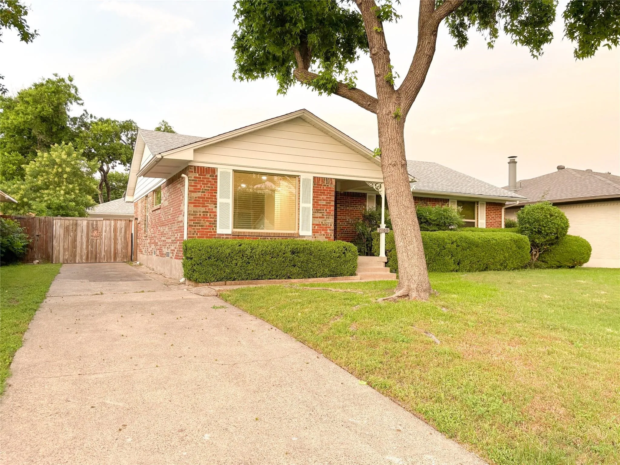 Single Family Residence For Rent in Dallas County , 2109 Highwood Drive, Dallas, Texas 75228, 3 Bedroom, 2 Bathroom, 2 Garage spaces, 1,422 Sqft, built in 1956, mls#21366546, Real Estate Agent in Dallas, Homes For Rent in Dallas county, Homes For Rent in Dallas, Realtor in Dallas Texas, Real Estate Brokerage Independent Realty Texas, Luminita Cordes Realtor