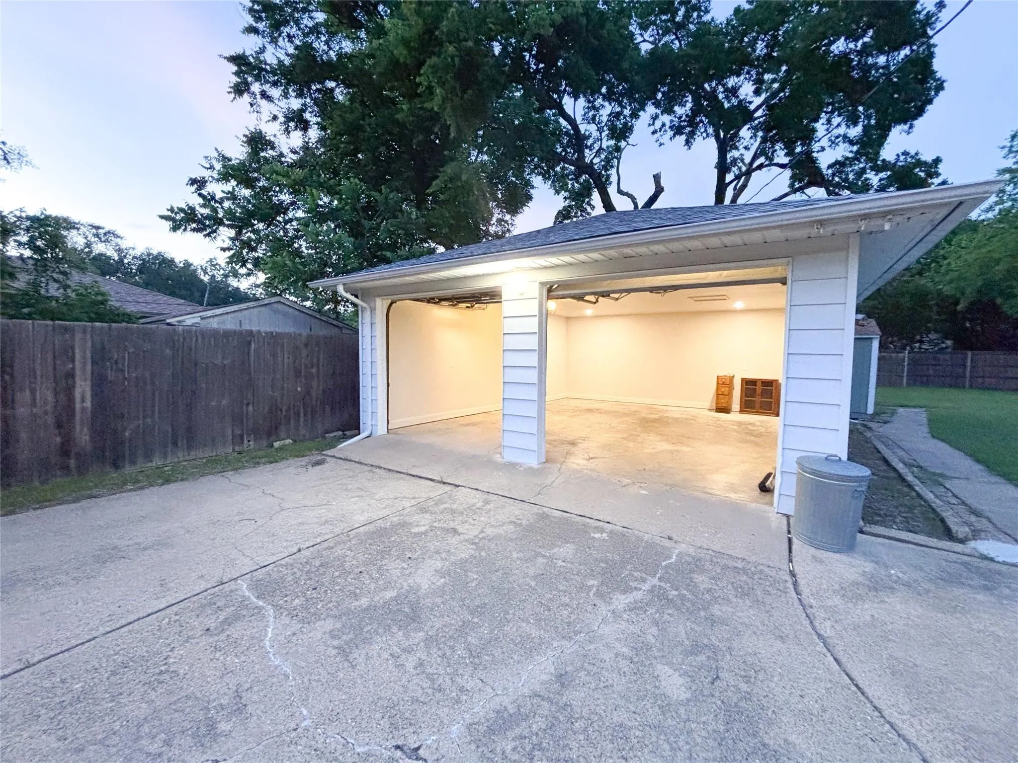 Single Family Residence For Rent in Dallas County , 2109 Highwood Drive, Dallas, Texas 75228, 3 Bedroom, 2 Bathroom, 2 Garage spaces, 1,422 Sqft, built in 1956, mls#21366546, Real Estate Agent in Dallas, Homes For Rent in Dallas county, Homes For Rent in Dallas, Realtor in Dallas Texas, Real Estate Brokerage Independent Realty Texas, Luminita Cordes Realtor