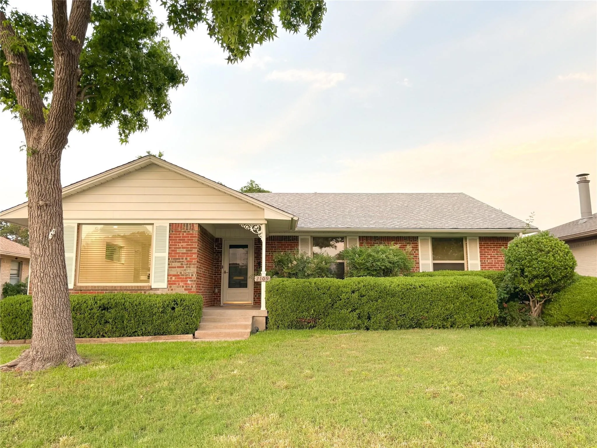 Single Family Residence For Rent in Dallas County , 2109 Highwood Drive, Dallas, Texas 75228, 3 Bedroom, 2 Bathroom, 2 Garage spaces, 1,422 Sqft, built in 1956, mls#21366546, Real Estate Agent in Dallas, Homes For Rent in Dallas county, Homes For Rent in Dallas, Realtor in Dallas Texas, Real Estate Brokerage Independent Realty Texas, Luminita Cordes Realtor