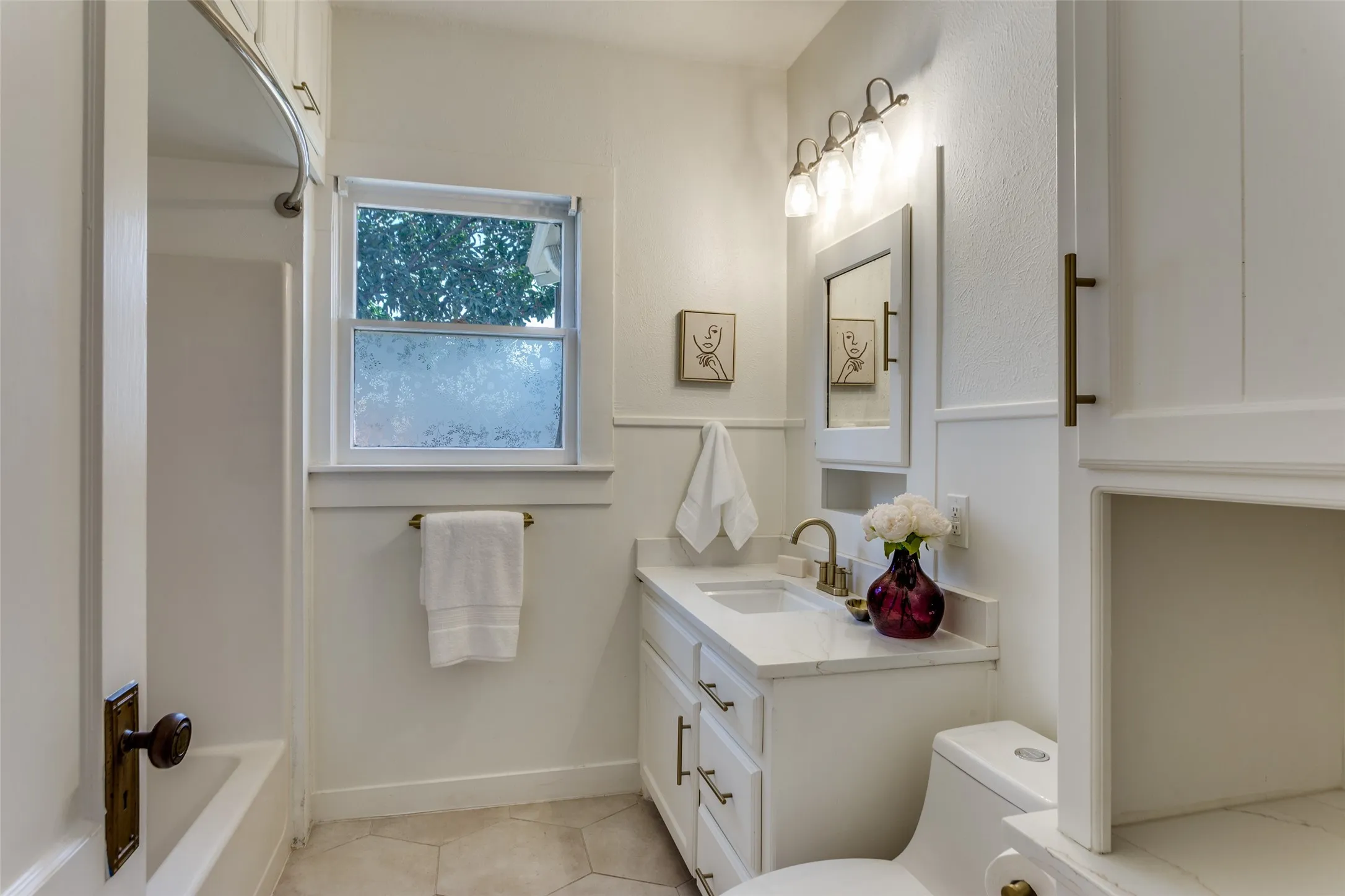 Single Family Residence For Sale in Tarrant County , 4601 Pershing Avenue, Fort Worth, Texas 76107, 3 Bedroom, 3 Bathroom, 2 Garage spaces, 2,106 Sqft, built in 1935, mls#21370724, Real Estate Agent in Fort Worth, Homes For Sale in Tarrant county, Homes For Sale in Fort Worth, Realtor in Fort Worth Texas, Real Estate Brokerage Independent Realty Texas, Luminita Cordes Realtor