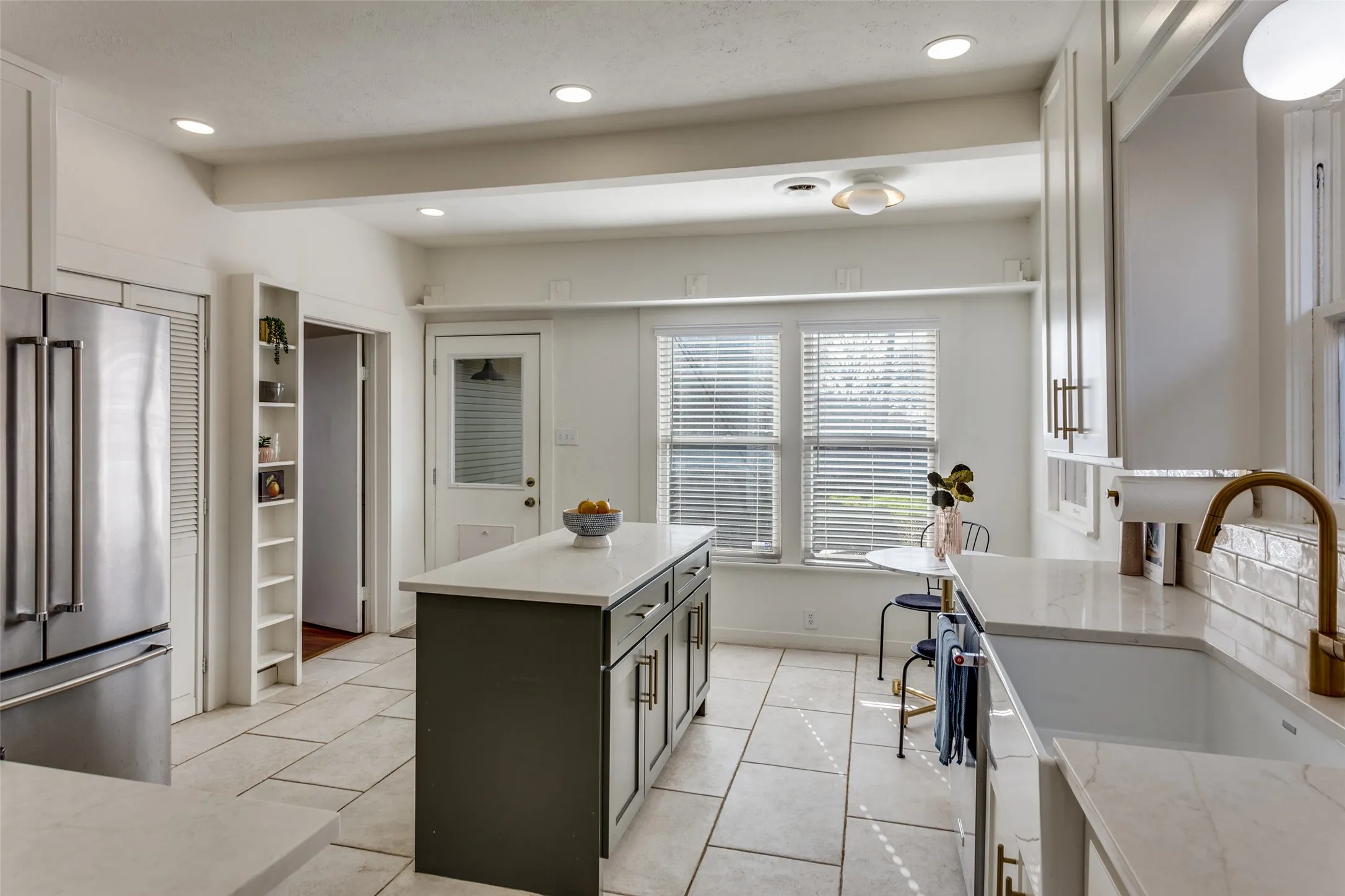Single Family Residence For Sale in Tarrant County , 4601 Pershing Avenue, Fort Worth, Texas 76107, 3 Bedroom, 3 Bathroom, 2 Garage spaces, 2,106 Sqft, built in 1935, mls#21370724, Real Estate Agent in Fort Worth, Homes For Sale in Tarrant county, Homes For Sale in Fort Worth, Realtor in Fort Worth Texas, Real Estate Brokerage Independent Realty Texas, Luminita Cordes Realtor