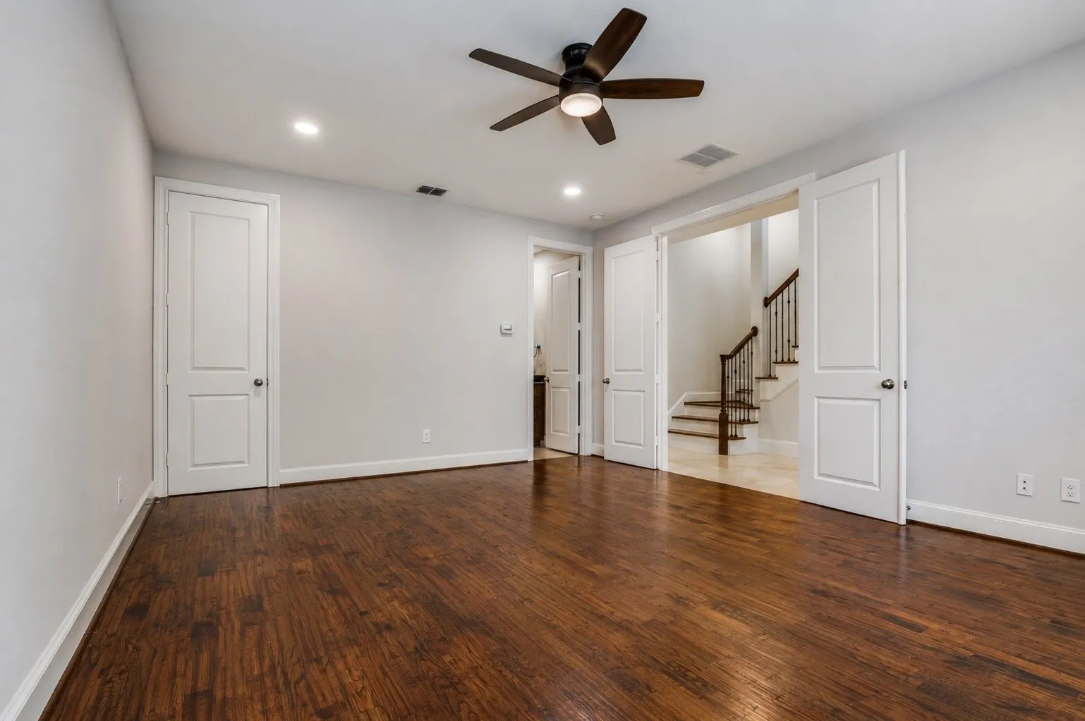 Townhouse For Sale in Dallas County , 2110 Helsminster Drive, Dallas, Texas 75201, 3 Bedroom, 4 Bathroom, 2 Garage spaces, 2,947 Sqft, built in 2013, mls#21369985, Real Estate Agent in Dallas, Homes For Sale in Dallas county, Homes For Sale in Dallas, Realtor in Dallas Texas, Real Estate Brokerage Independent Realty Texas, Luminita Cordes Realtor