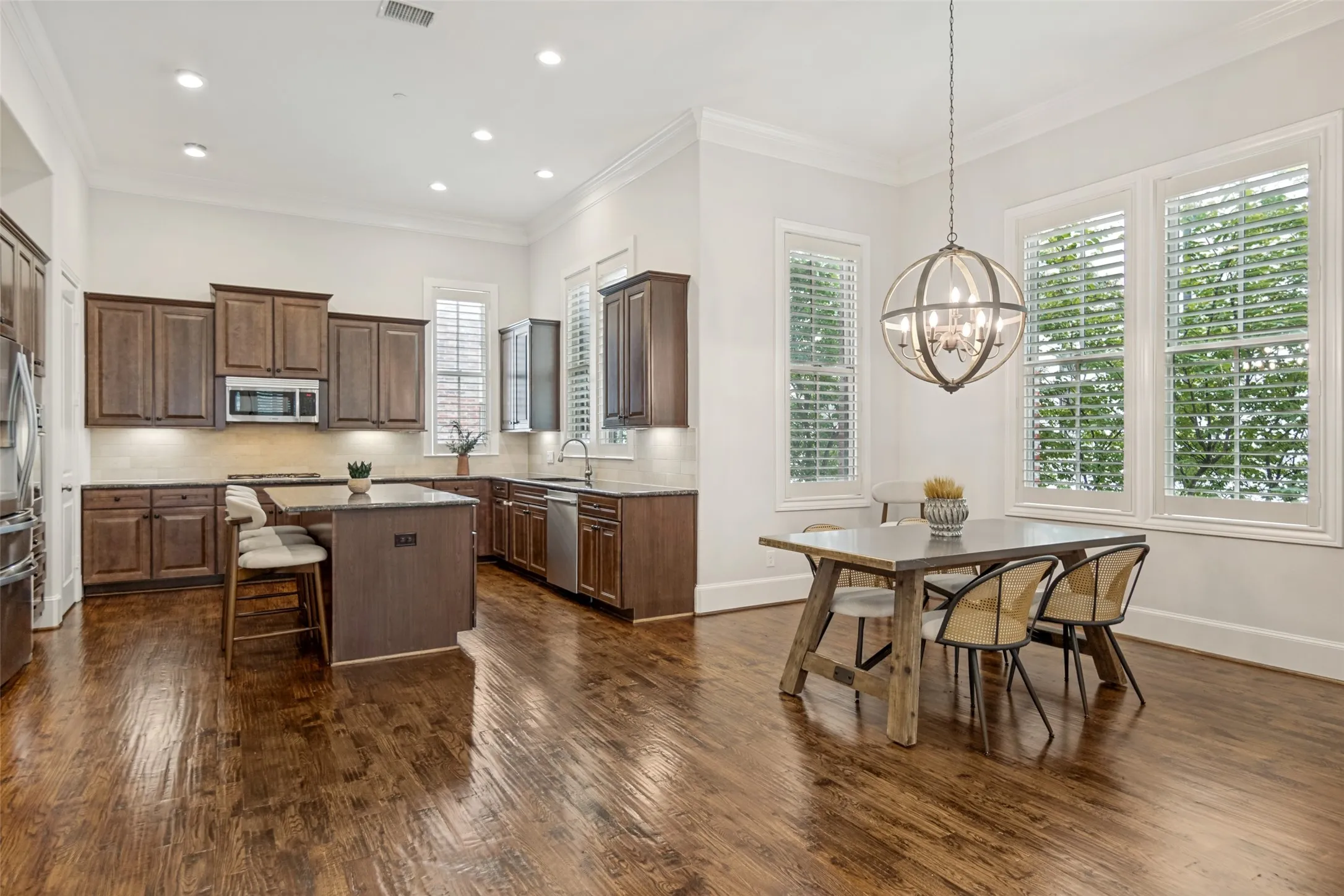 Townhouse For Sale in Dallas County , 2110 Helsminster Drive, Dallas, Texas 75201, 3 Bedroom, 4 Bathroom, 2 Garage spaces, 2,947 Sqft, built in 2013, mls#21369985, Real Estate Agent in Dallas, Homes For Sale in Dallas county, Homes For Sale in Dallas, Realtor in Dallas Texas, Real Estate Brokerage Independent Realty Texas, Luminita Cordes Realtor