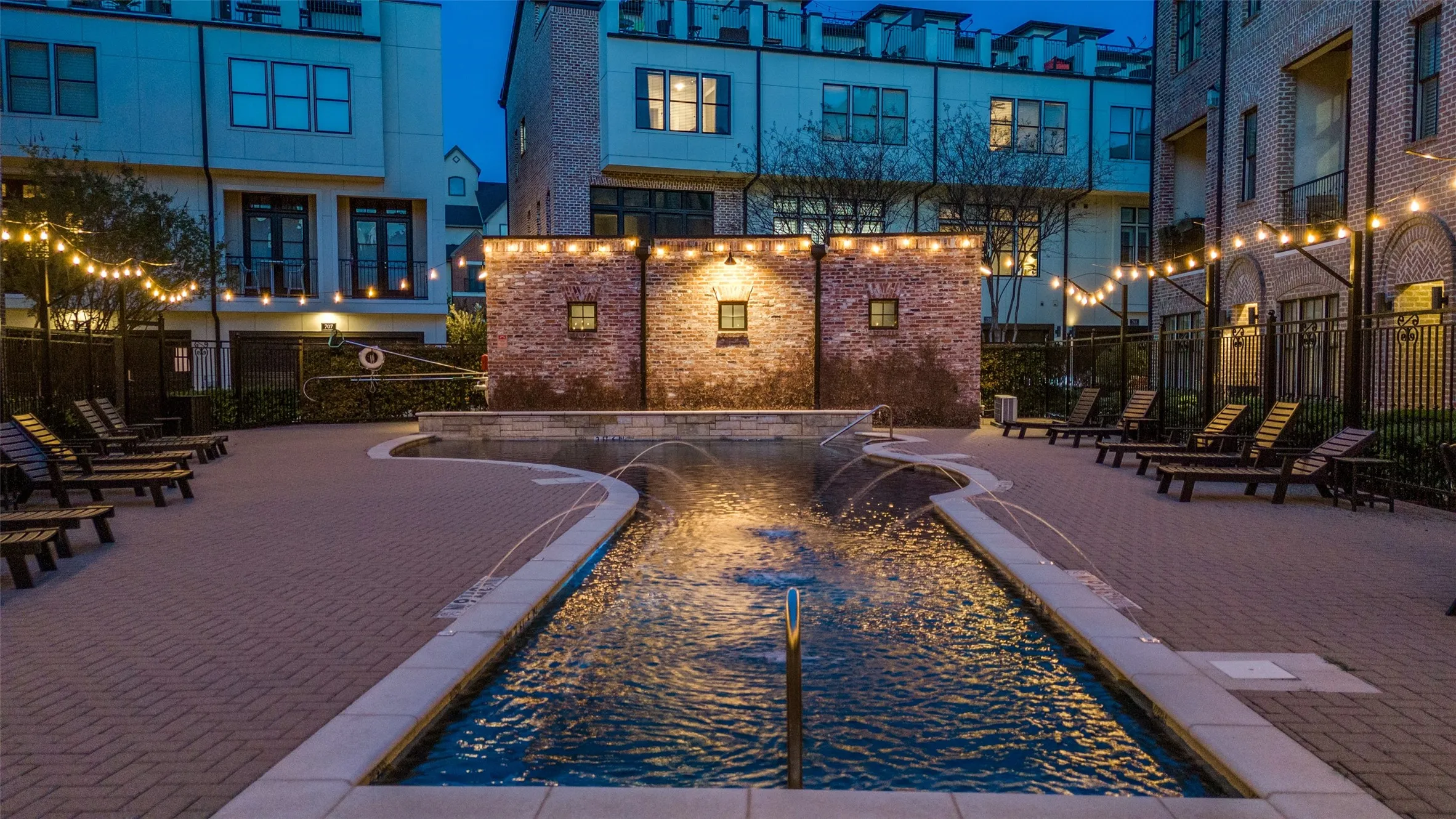 Townhouse For Sale in Dallas County , 2110 Helsminster Drive, Dallas, Texas 75201, 3 Bedroom, 4 Bathroom, 2 Garage spaces, 2,947 Sqft, built in 2013, mls#21369985, Real Estate Agent in Dallas, Homes For Sale in Dallas county, Homes For Sale in Dallas, Realtor in Dallas Texas, Real Estate Brokerage Independent Realty Texas, Luminita Cordes Realtor