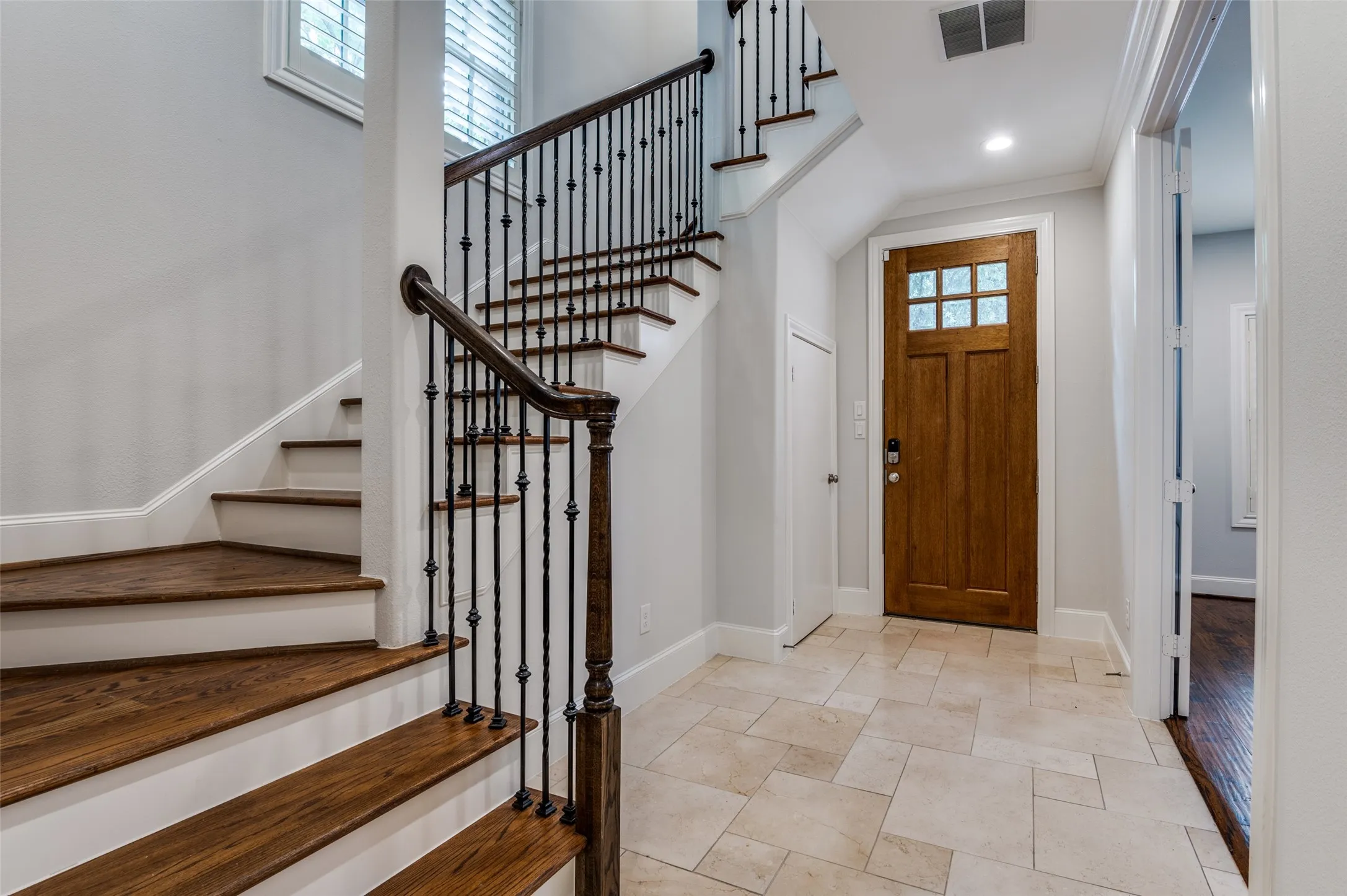 Townhouse For Sale in Dallas County , 2110 Helsminster Drive, Dallas, Texas 75201, 3 Bedroom, 4 Bathroom, 2 Garage spaces, 2,947 Sqft, built in 2013, mls#21369985, Real Estate Agent in Dallas, Homes For Sale in Dallas county, Homes For Sale in Dallas, Realtor in Dallas Texas, Real Estate Brokerage Independent Realty Texas, Luminita Cordes Realtor