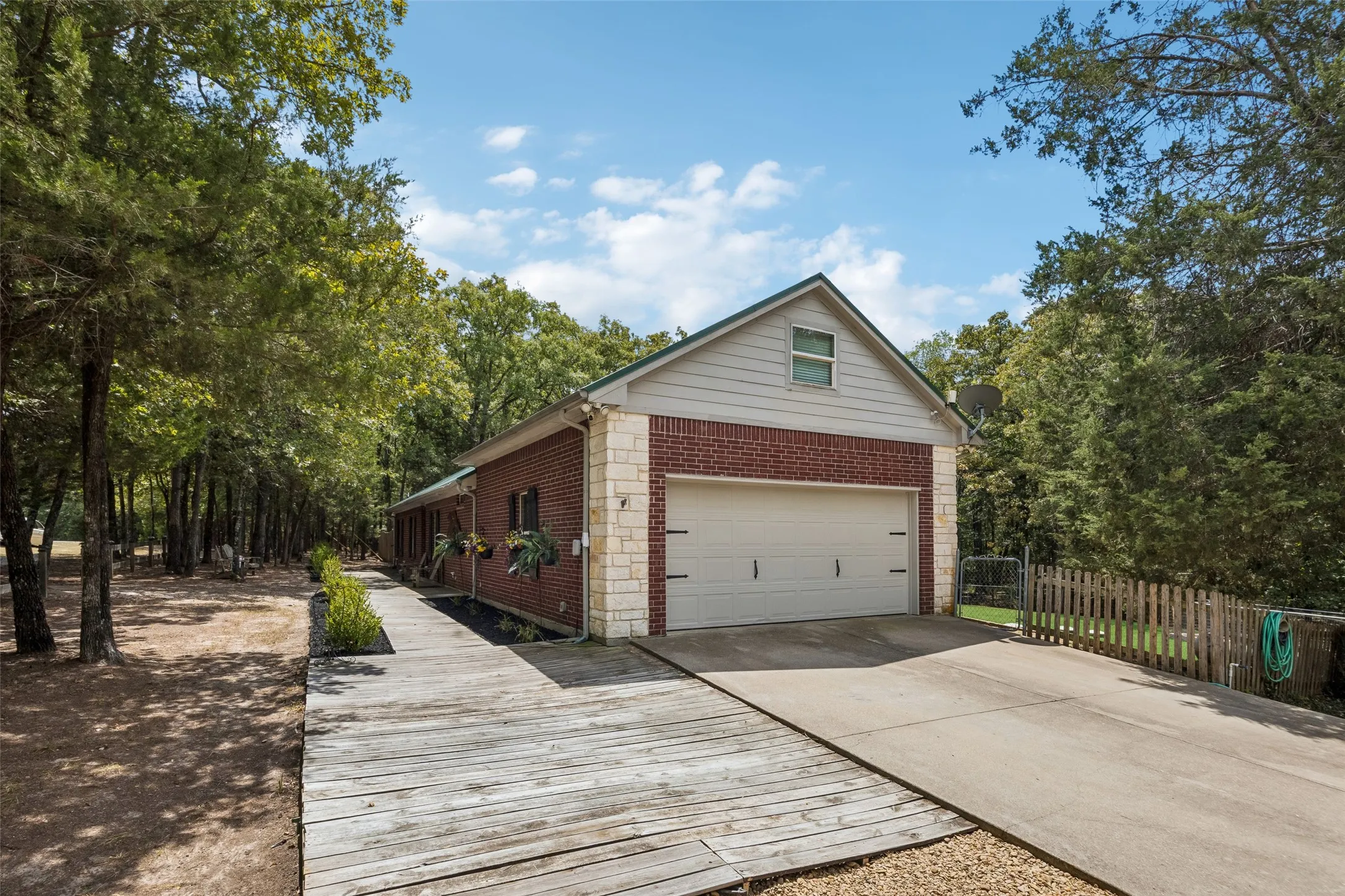 Single Family Residence For Sale in Hunt County , 2904 Hideaway Lane, Quinlan, Texas 75474, 3 Bedroom, 2 Bathroom, 2 Garage spaces, 1,727 Sqft, built in 2009, mls#21362759, Real Estate Agent in Quinlan, Homes For Sale in Hunt county, Homes For Sale in Quinlan, Realtor in Quinlan Texas, Real Estate Brokerage Independent Realty Texas, Luminita Cordes Realtor