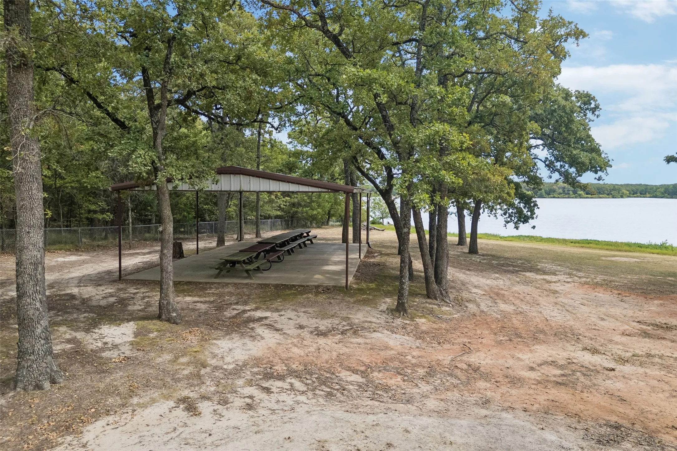Single Family Residence For Sale in Hunt County , 2904 Hideaway Lane, Quinlan, Texas 75474, 3 Bedroom, 2 Bathroom, 2 Garage spaces, 1,727 Sqft, built in 2009, mls#21362759, Real Estate Agent in Quinlan, Homes For Sale in Hunt county, Homes For Sale in Quinlan, Realtor in Quinlan Texas, Real Estate Brokerage Independent Realty Texas, Luminita Cordes Realtor