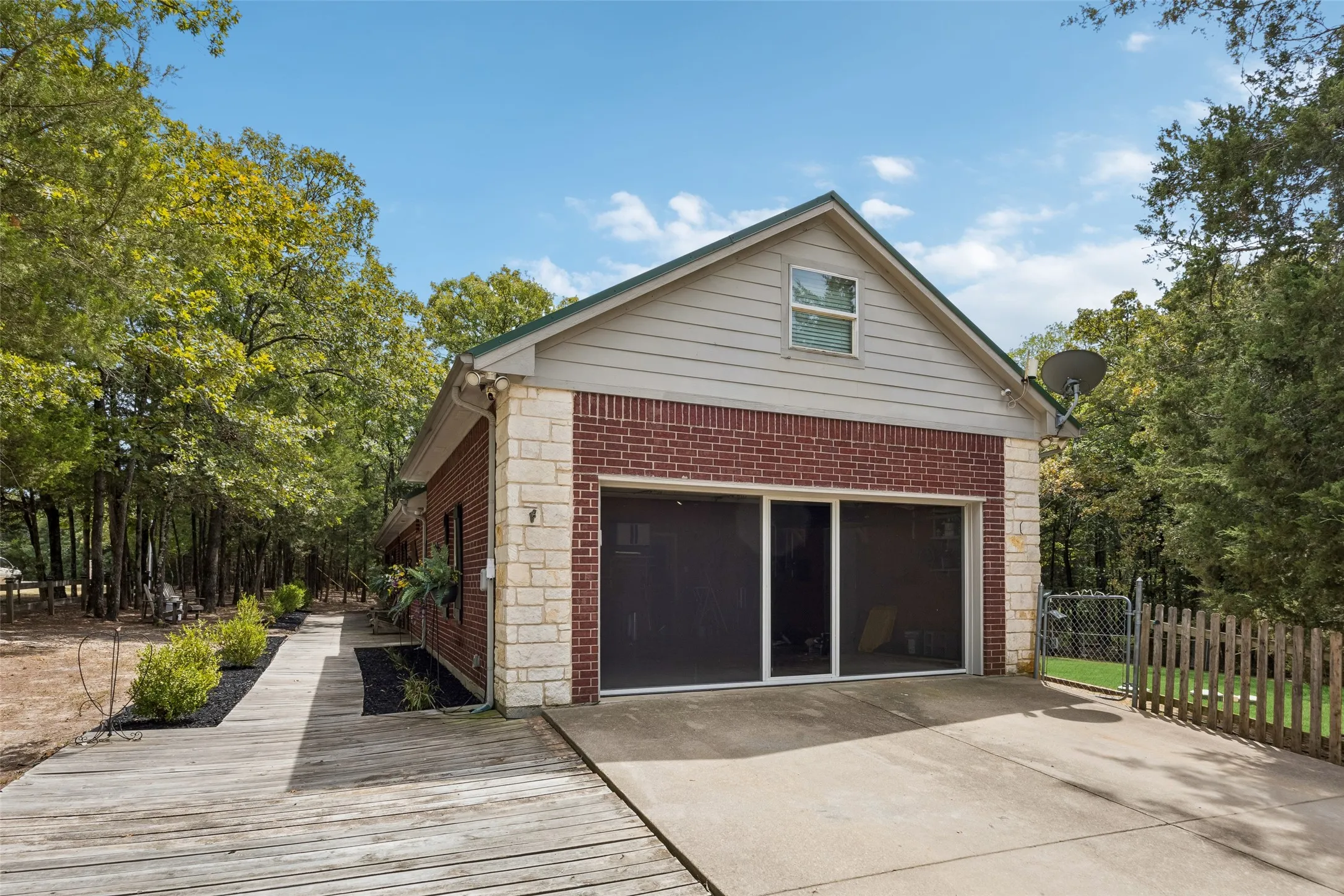 Single Family Residence For Sale in Hunt County , 2904 Hideaway Lane, Quinlan, Texas 75474, 3 Bedroom, 2 Bathroom, 2 Garage spaces, 1,727 Sqft, built in 2009, mls#21362759, Real Estate Agent in Quinlan, Homes For Sale in Hunt county, Homes For Sale in Quinlan, Realtor in Quinlan Texas, Real Estate Brokerage Independent Realty Texas, Luminita Cordes Realtor