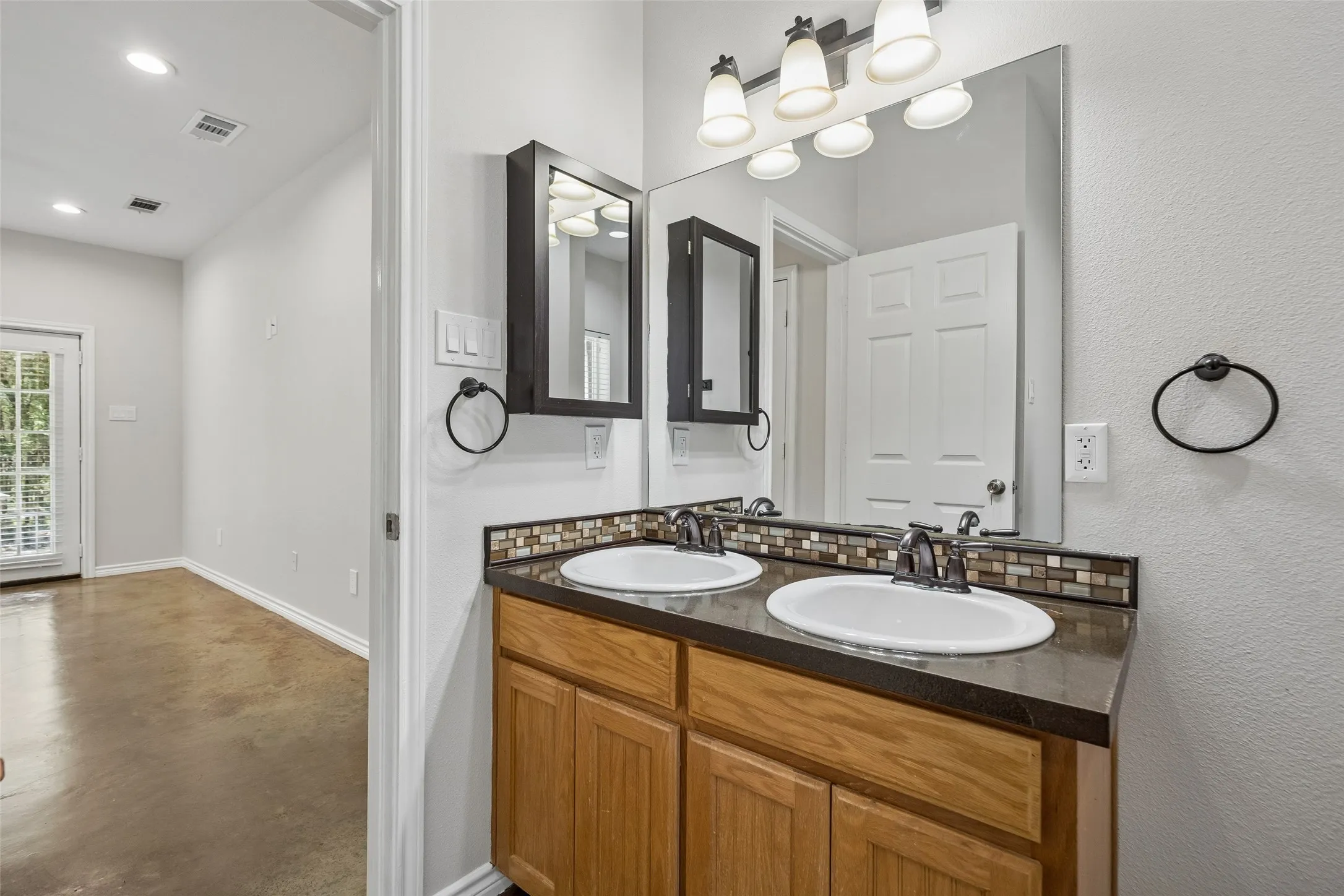 Single Family Residence For Sale in Hunt County , 2904 Hideaway Lane, Quinlan, Texas 75474, 3 Bedroom, 2 Bathroom, 2 Garage spaces, 1,727 Sqft, built in 2009, mls#21362759, Real Estate Agent in Quinlan, Homes For Sale in Hunt county, Homes For Sale in Quinlan, Realtor in Quinlan Texas, Real Estate Brokerage Independent Realty Texas, Luminita Cordes Realtor