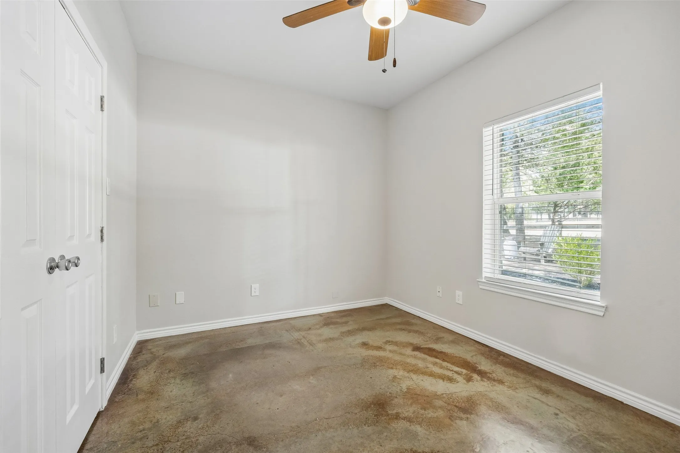 Single Family Residence For Sale in Hunt County , 2904 Hideaway Lane, Quinlan, Texas 75474, 3 Bedroom, 2 Bathroom, 2 Garage spaces, 1,727 Sqft, built in 2009, mls#21362759, Real Estate Agent in Quinlan, Homes For Sale in Hunt county, Homes For Sale in Quinlan, Realtor in Quinlan Texas, Real Estate Brokerage Independent Realty Texas, Luminita Cordes Realtor