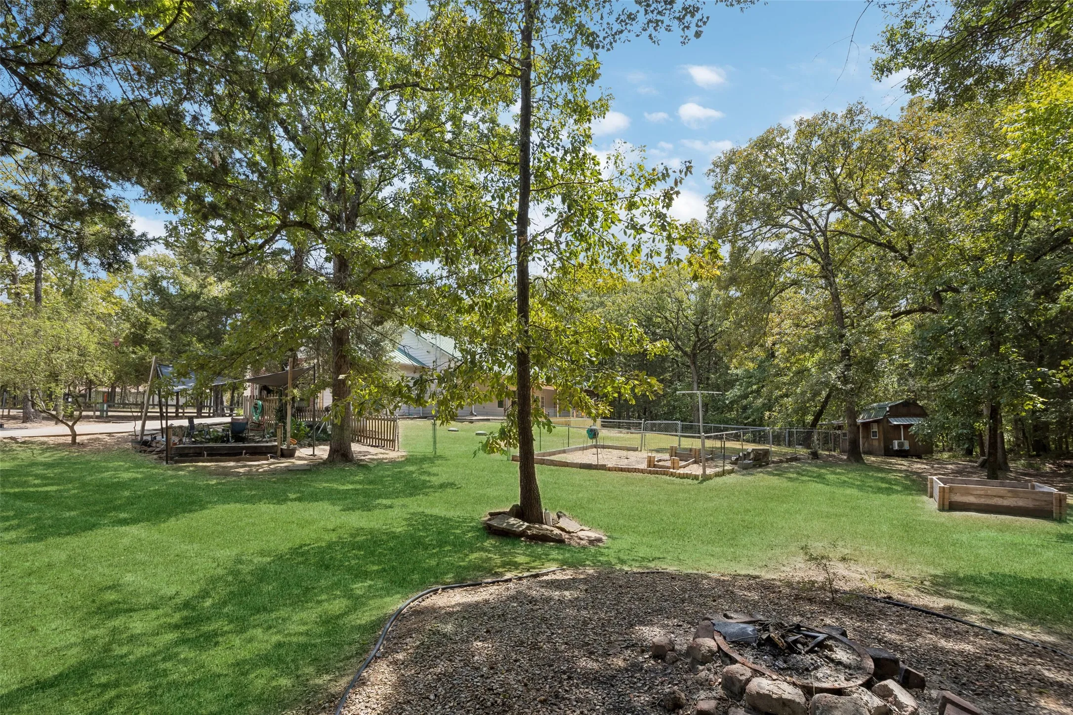 Single Family Residence For Sale in Hunt County , 2904 Hideaway Lane, Quinlan, Texas 75474, 3 Bedroom, 2 Bathroom, 2 Garage spaces, 1,727 Sqft, built in 2009, mls#21362759, Real Estate Agent in Quinlan, Homes For Sale in Hunt county, Homes For Sale in Quinlan, Realtor in Quinlan Texas, Real Estate Brokerage Independent Realty Texas, Luminita Cordes Realtor