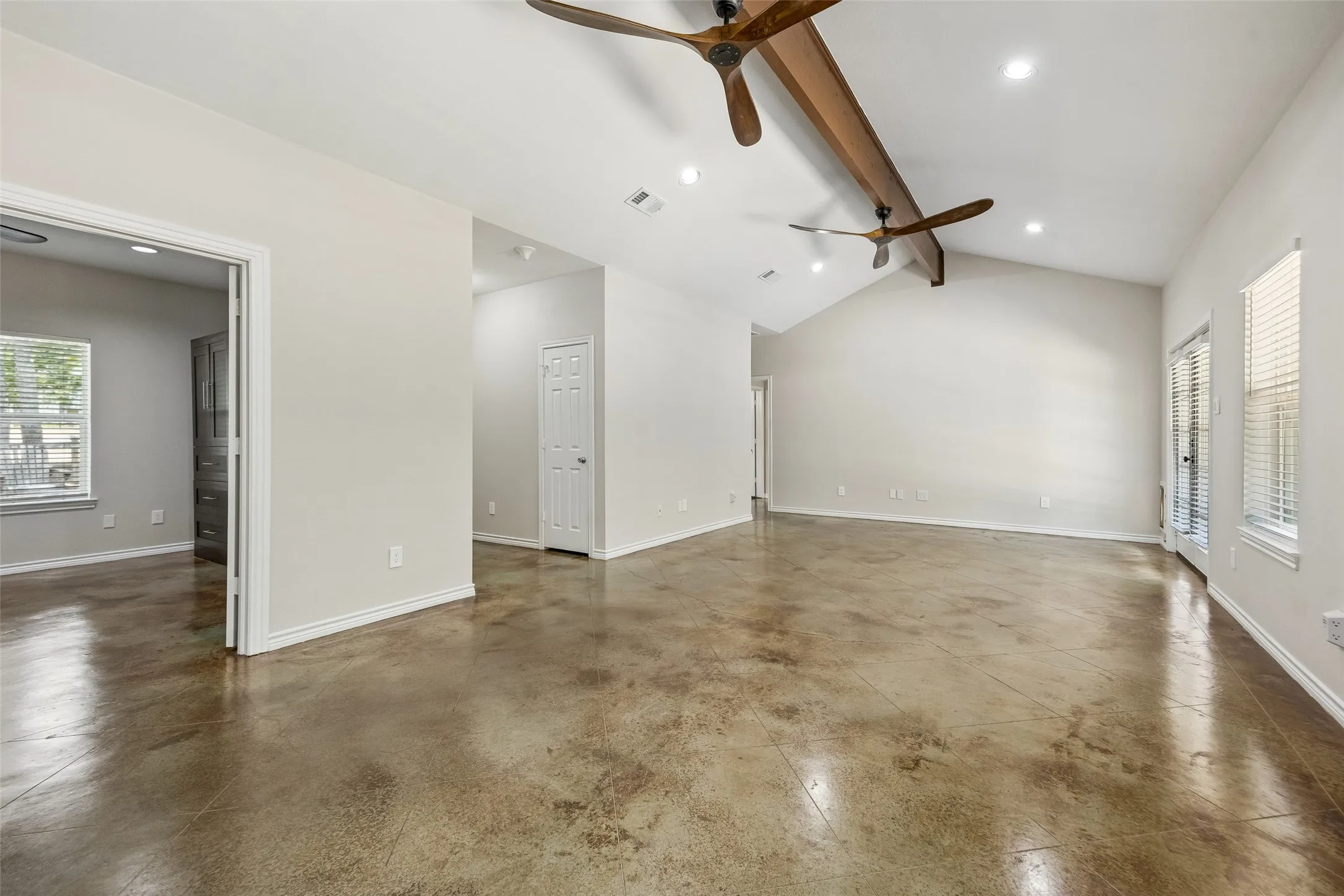 Single Family Residence For Sale in Hunt County , 2904 Hideaway Lane, Quinlan, Texas 75474, 3 Bedroom, 2 Bathroom, 2 Garage spaces, 1,727 Sqft, built in 2009, mls#21362759, Real Estate Agent in Quinlan, Homes For Sale in Hunt county, Homes For Sale in Quinlan, Realtor in Quinlan Texas, Real Estate Brokerage Independent Realty Texas, Luminita Cordes Realtor