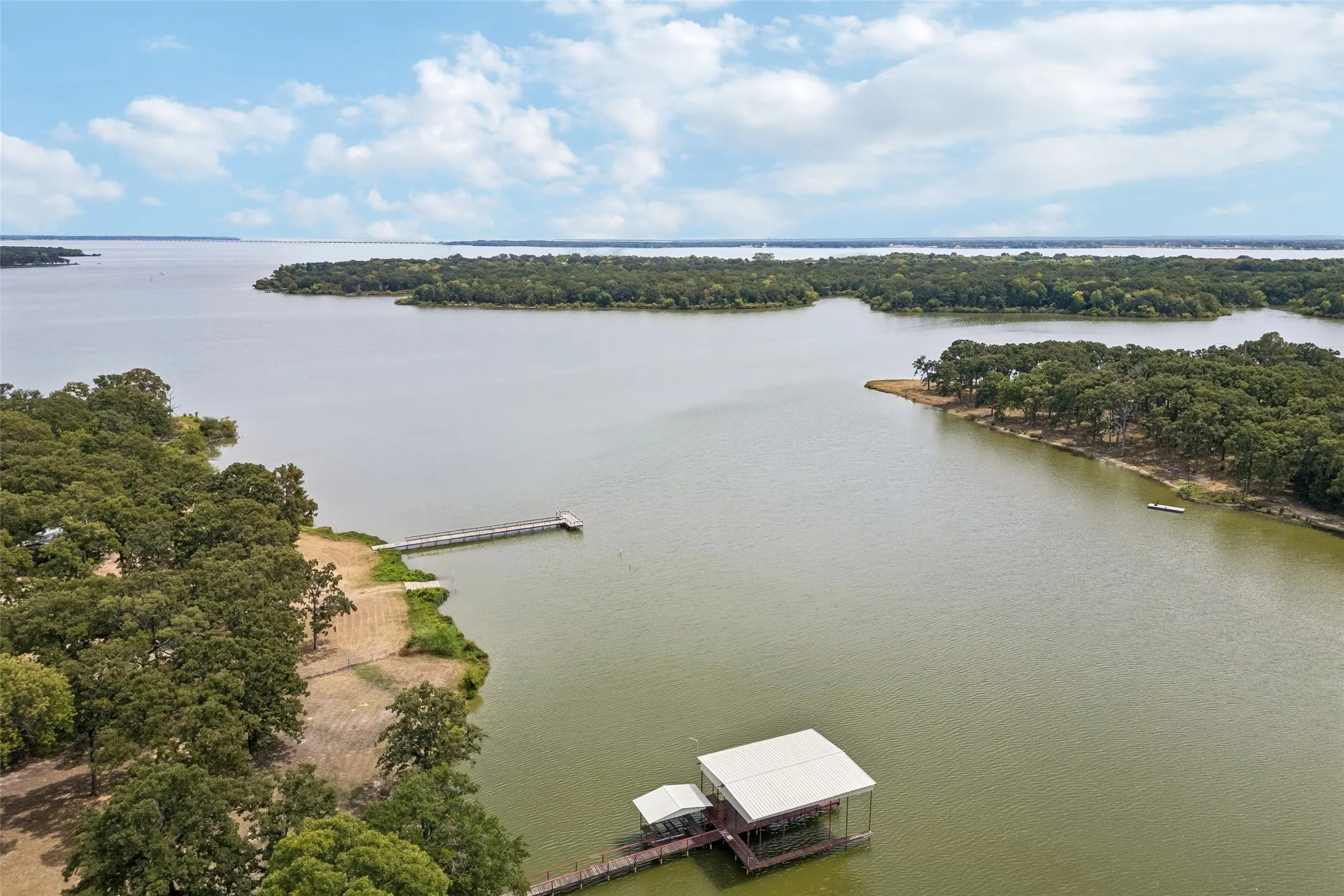 Single Family Residence For Sale in Hunt County , 2904 Hideaway Lane, Quinlan, Texas 75474, 3 Bedroom, 2 Bathroom, 2 Garage spaces, 1,727 Sqft, built in 2009, mls#21362759, Real Estate Agent in Quinlan, Homes For Sale in Hunt county, Homes For Sale in Quinlan, Realtor in Quinlan Texas, Real Estate Brokerage Independent Realty Texas, Luminita Cordes Realtor