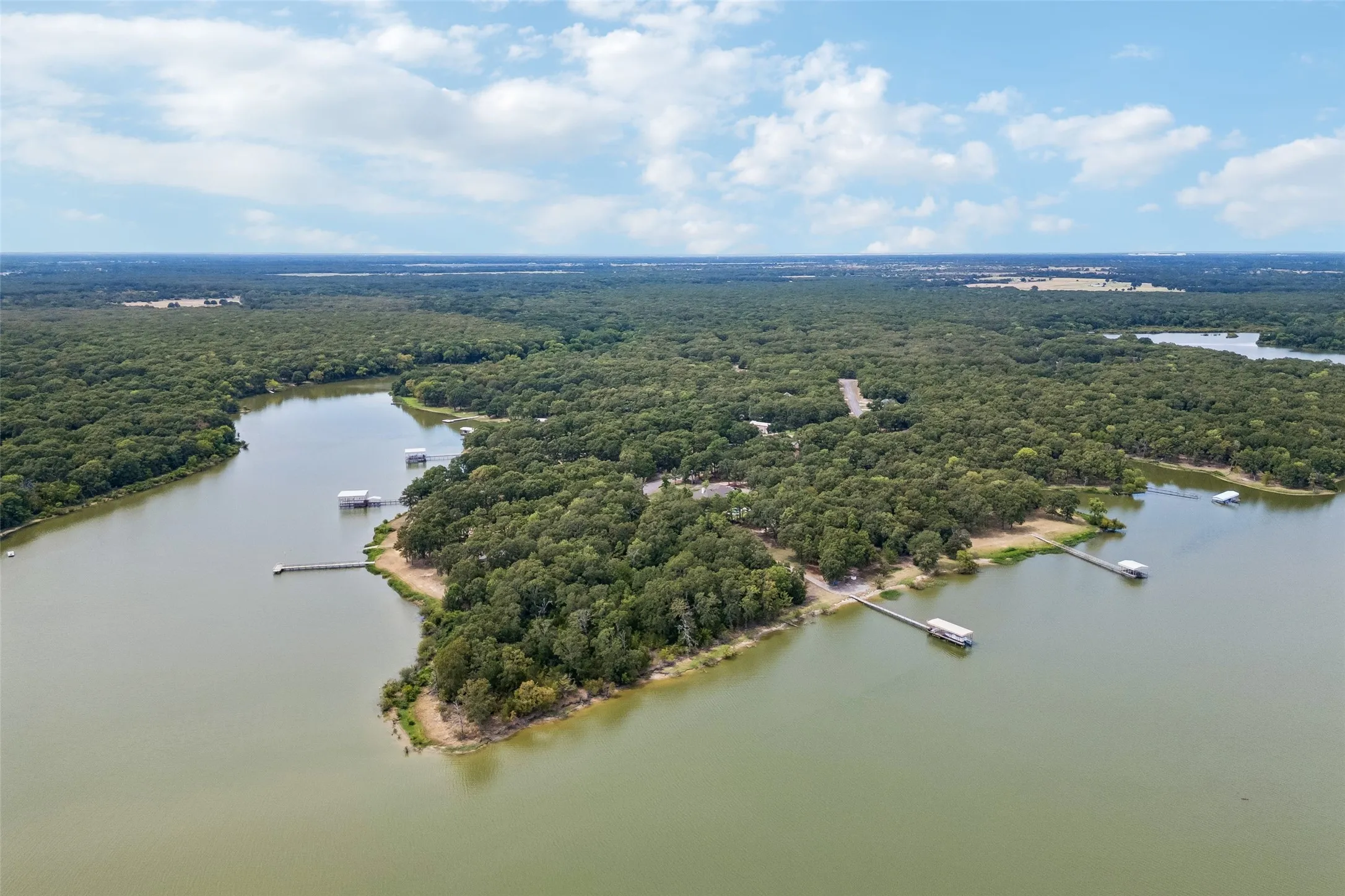 Single Family Residence For Sale in Hunt County , 2904 Hideaway Lane, Quinlan, Texas 75474, 3 Bedroom, 2 Bathroom, 2 Garage spaces, 1,727 Sqft, built in 2009, mls#21362759, Real Estate Agent in Quinlan, Homes For Sale in Hunt county, Homes For Sale in Quinlan, Realtor in Quinlan Texas, Real Estate Brokerage Independent Realty Texas, Luminita Cordes Realtor